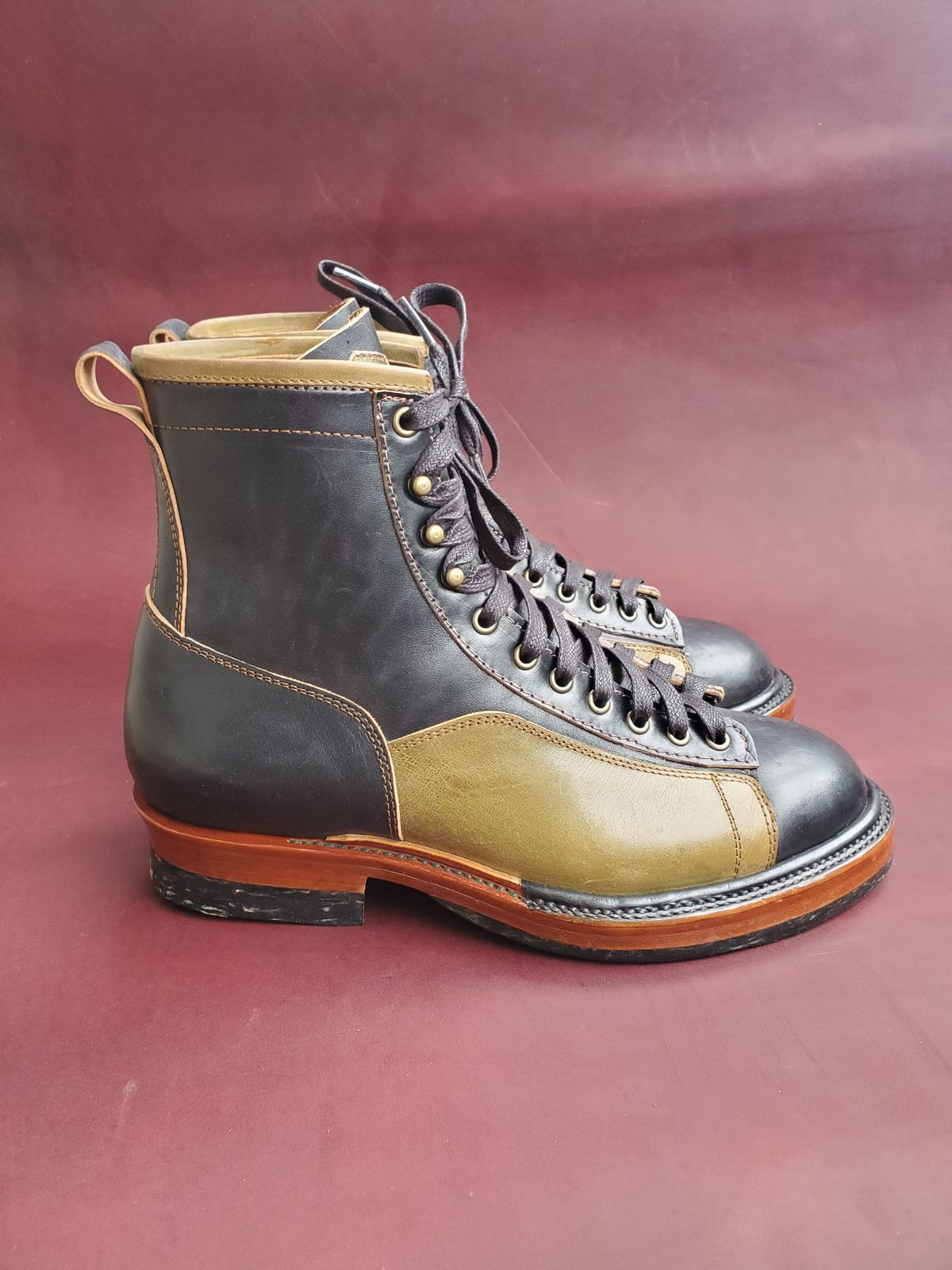 Photo by Akslavelabor on November 1, 2022 of the Prof Barnets Lucky Boots in Maryam Black Horsebutt.