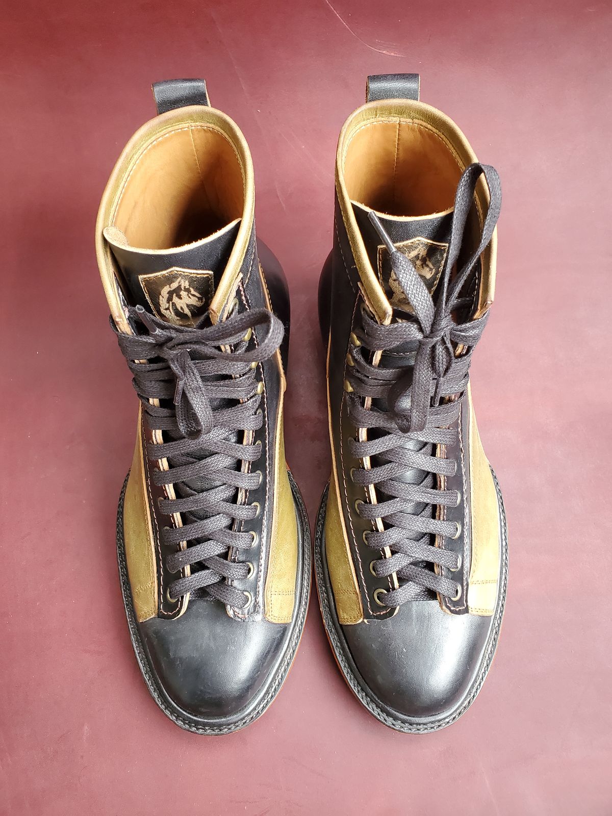 Photo by Akslavelabor on November 1, 2022 of the Prof Barnets Lucky Boots in Maryam Black Horsebutt.