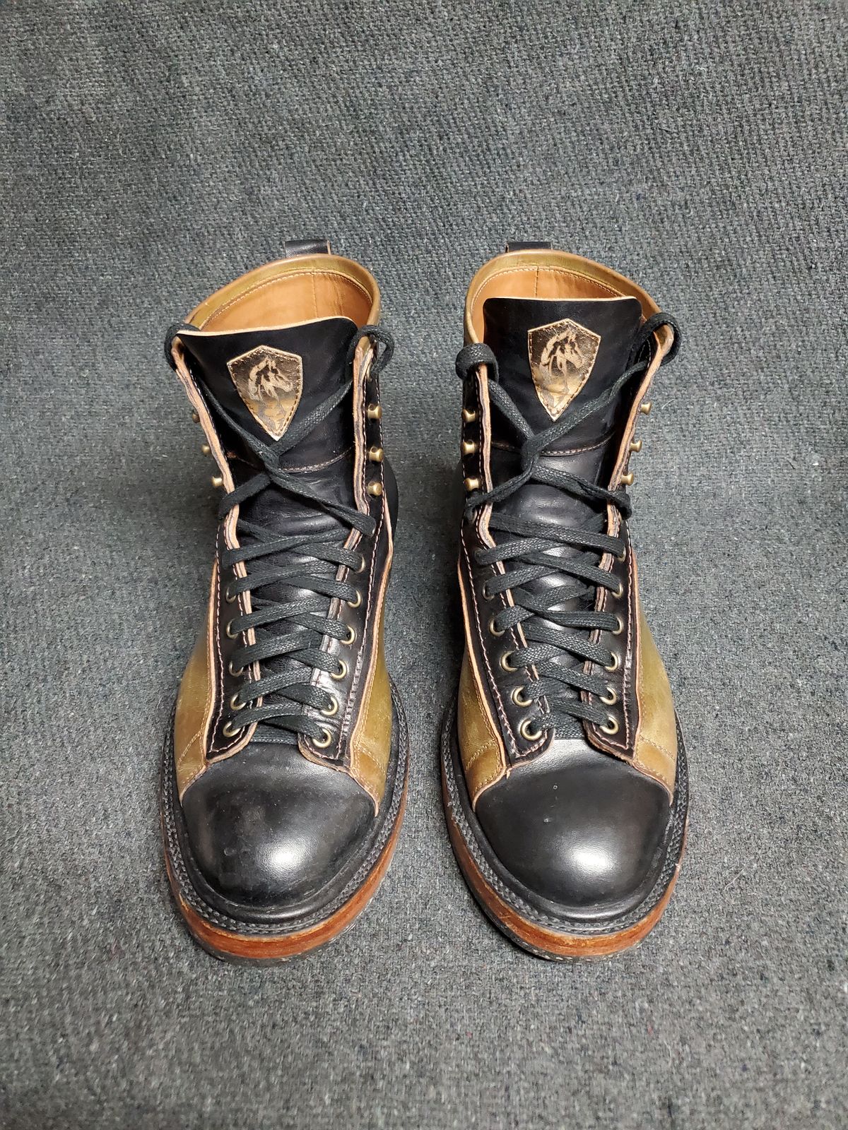Photo by Akslavelabor on December 6, 2022 of the Prof Barnets Lucky Boots in Maryam Black Horsebutt.