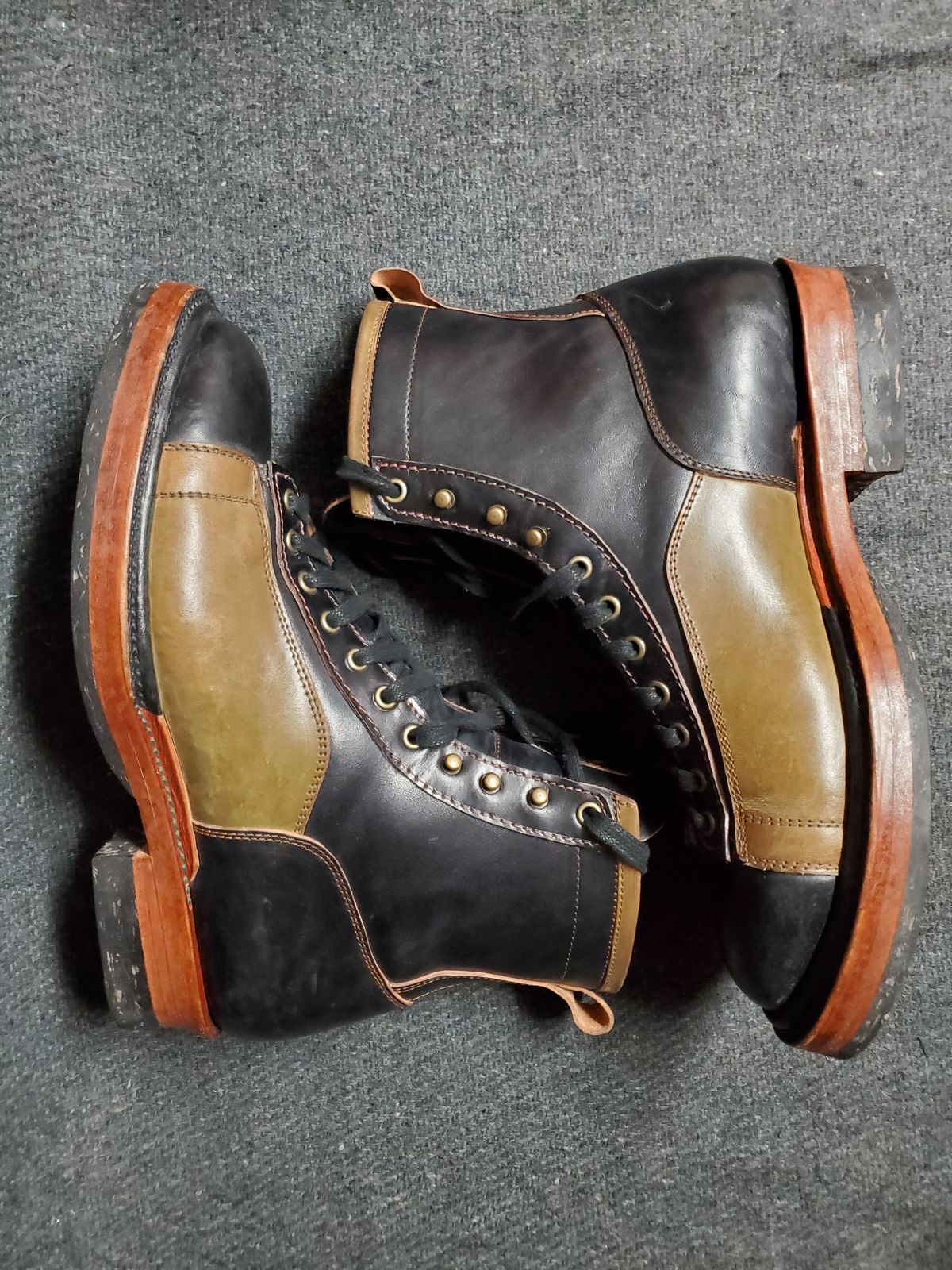 Photo by Akslavelabor on December 6, 2022 of the Prof Barnets Lucky Boots in Maryam Black Horsebutt.