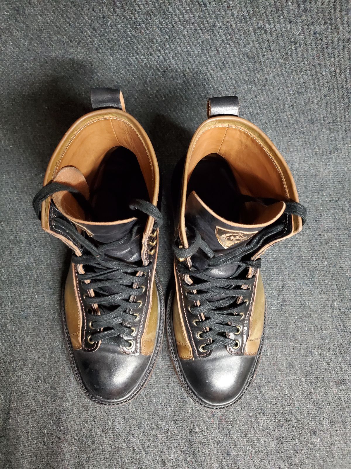 Photo by Akslavelabor on December 6, 2022 of the Prof Barnets Lucky Boots in Maryam Black Horsebutt.