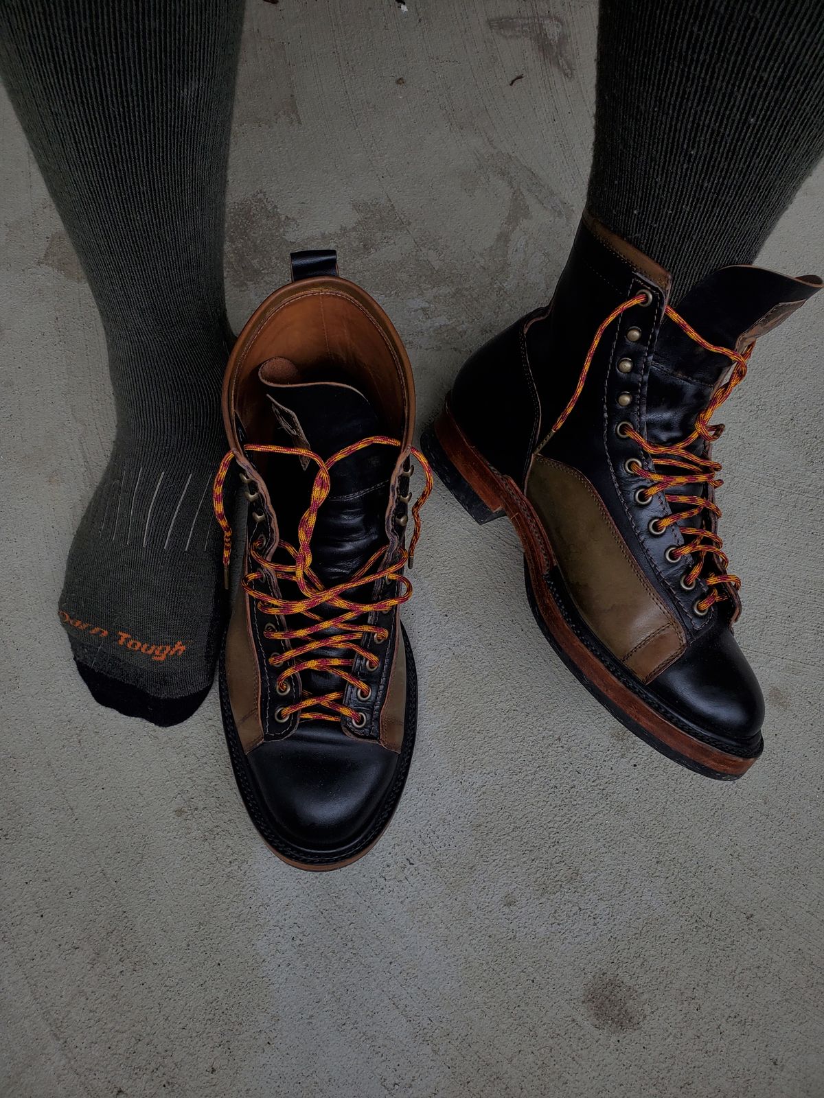 Photo by Akslavelabor on January 5, 2023 of the Prof Barnets Lucky Boots in Maryam Black Horsebutt.