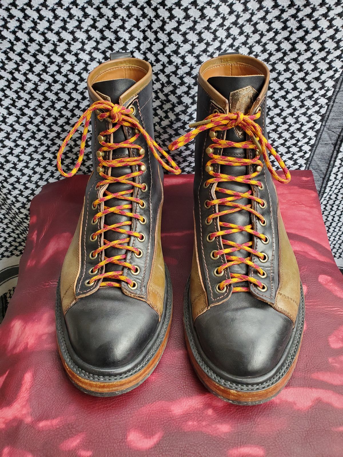 Photo by Akslavelabor on January 5, 2023 of the Prof Barnets Lucky Boots in Maryam Black Horsebutt.