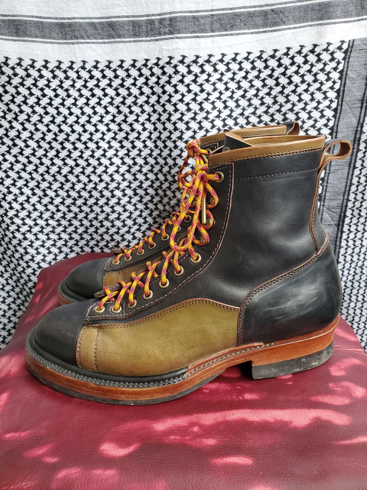 Photo by Akslavelabor on January 5, 2023 of the Prof Barnets Lucky Boots in Maryam Black Horsebutt.