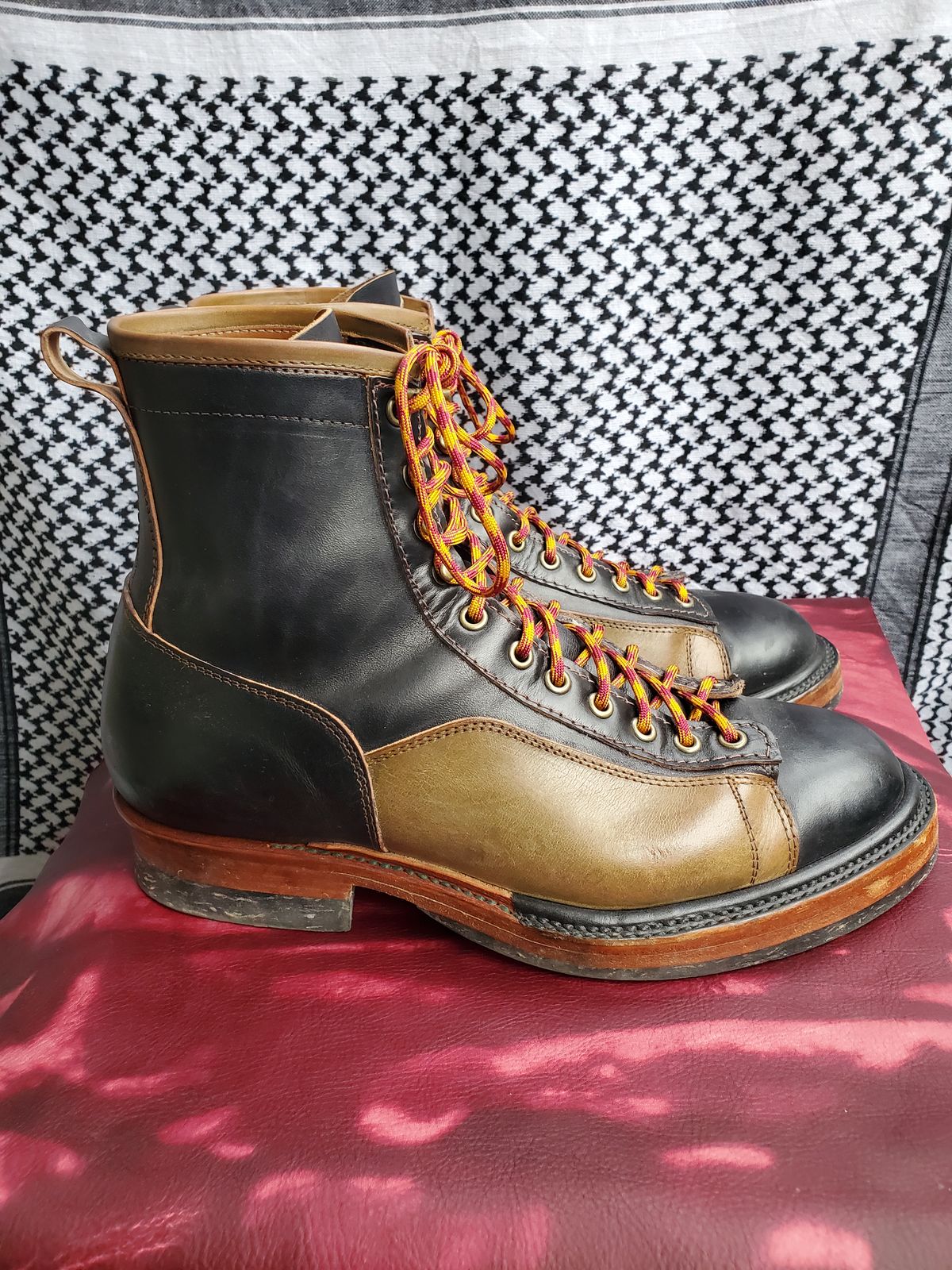 Photo by Akslavelabor on January 5, 2023 of the Prof Barnets Lucky Boots in Maryam Black Horsebutt.