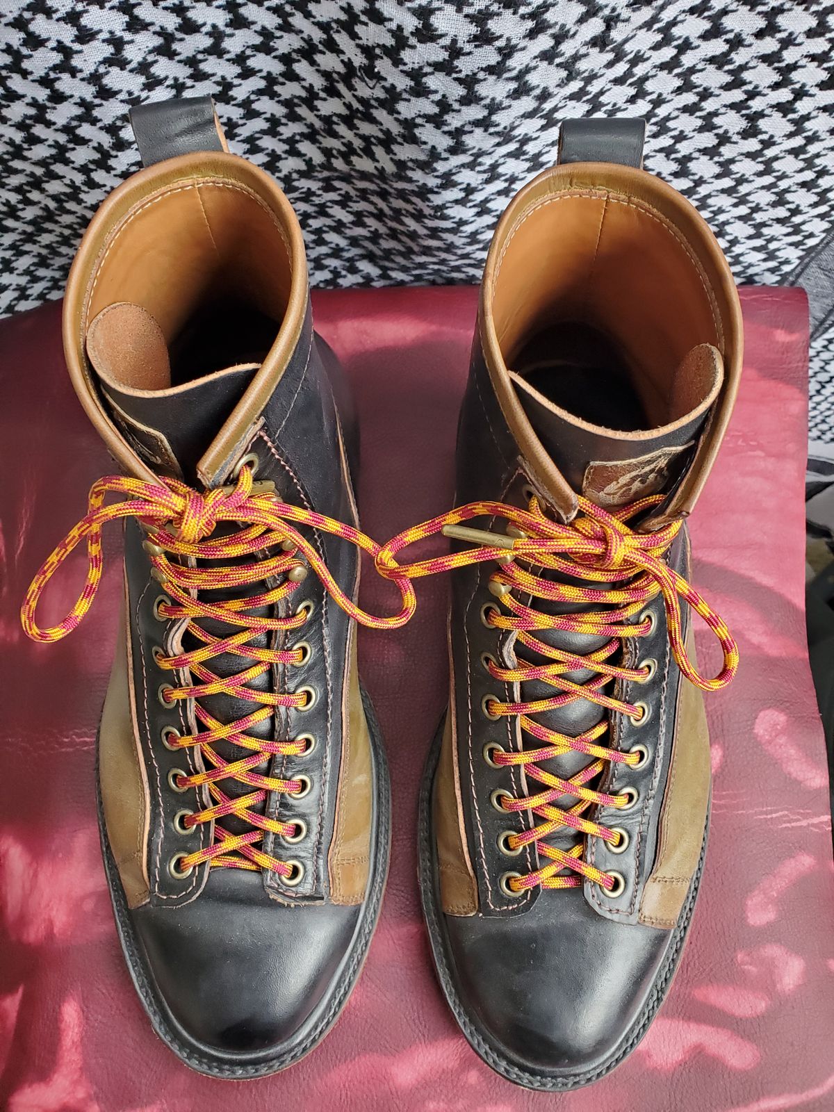 Photo by Akslavelabor on January 5, 2023 of the Prof Barnets Lucky Boots in Maryam Black Horsebutt.