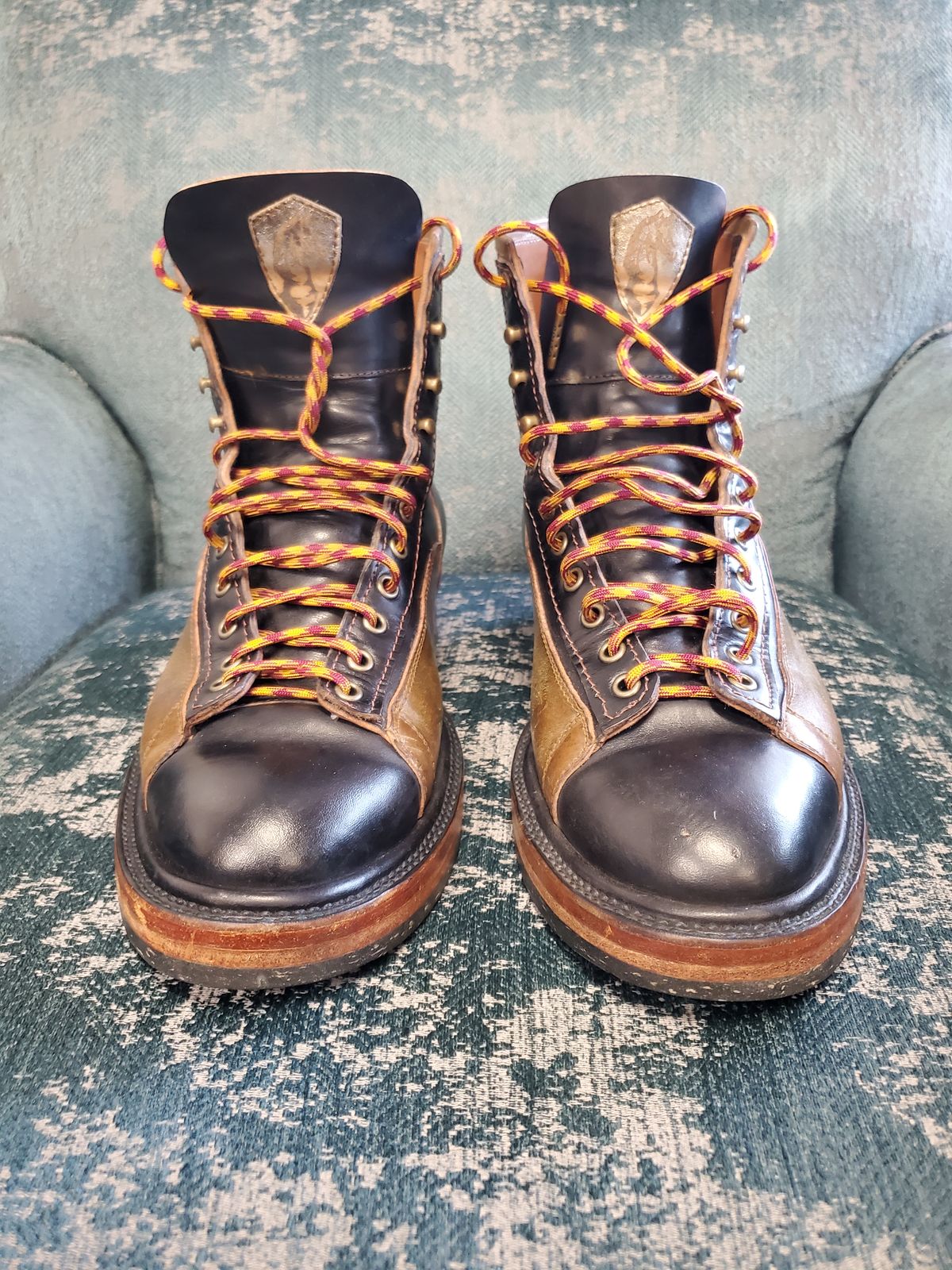 Photo by Akslavelabor on February 3, 2023 of the Prof Barnets Lucky Boots in Maryam Black Horsebutt.