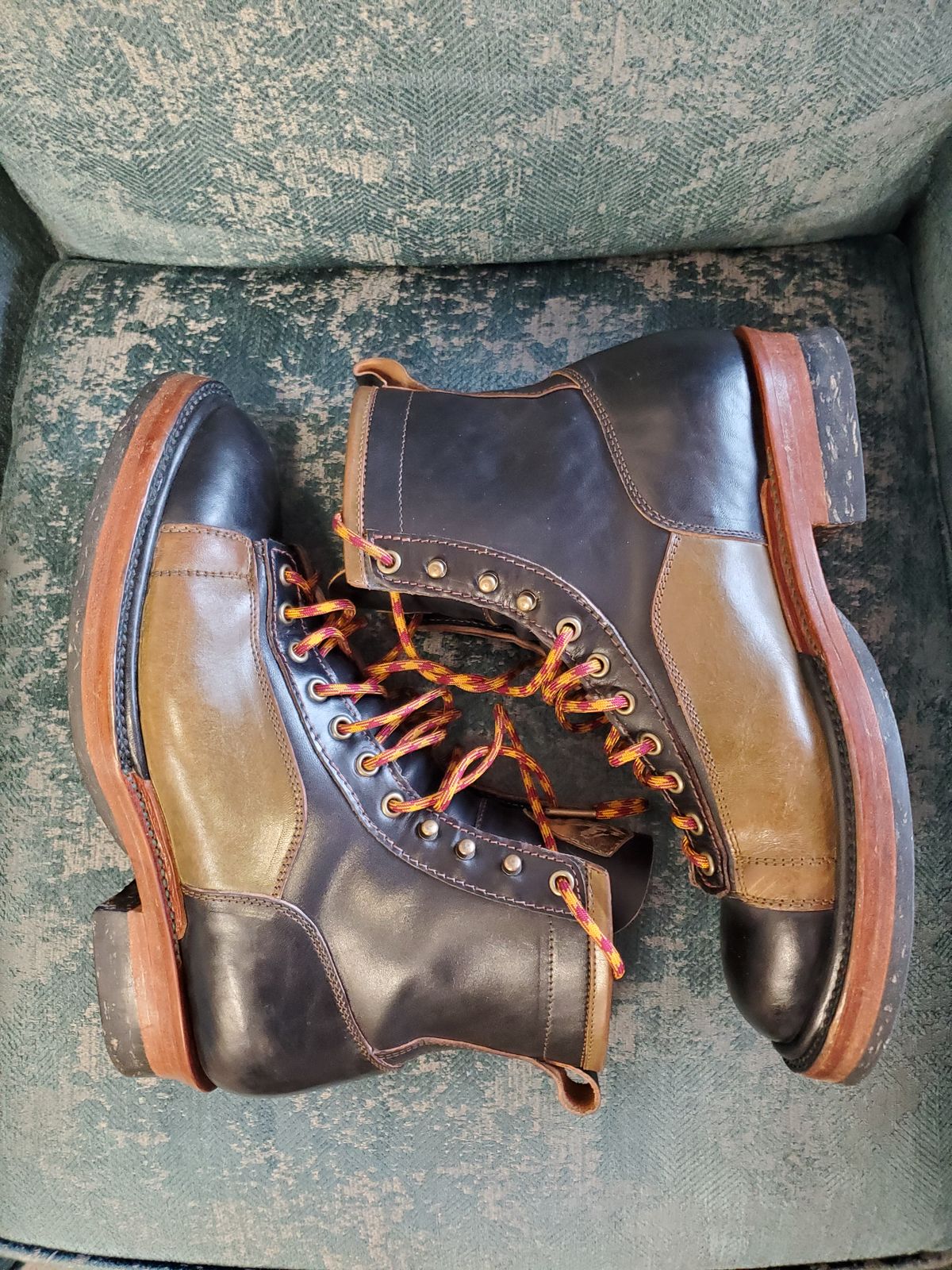 Photo by Akslavelabor on February 3, 2023 of the Prof Barnets Lucky Boots in Maryam Black Horsebutt.