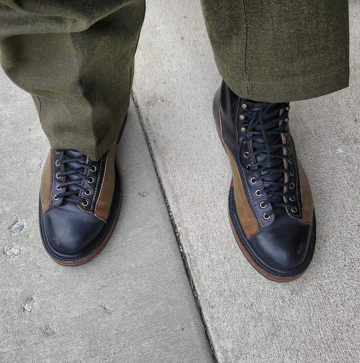 Photo by Akslavelabor on February 17, 2023 of the Prof Barnets Lucky Boots in Maryam Black Horsebutt.
