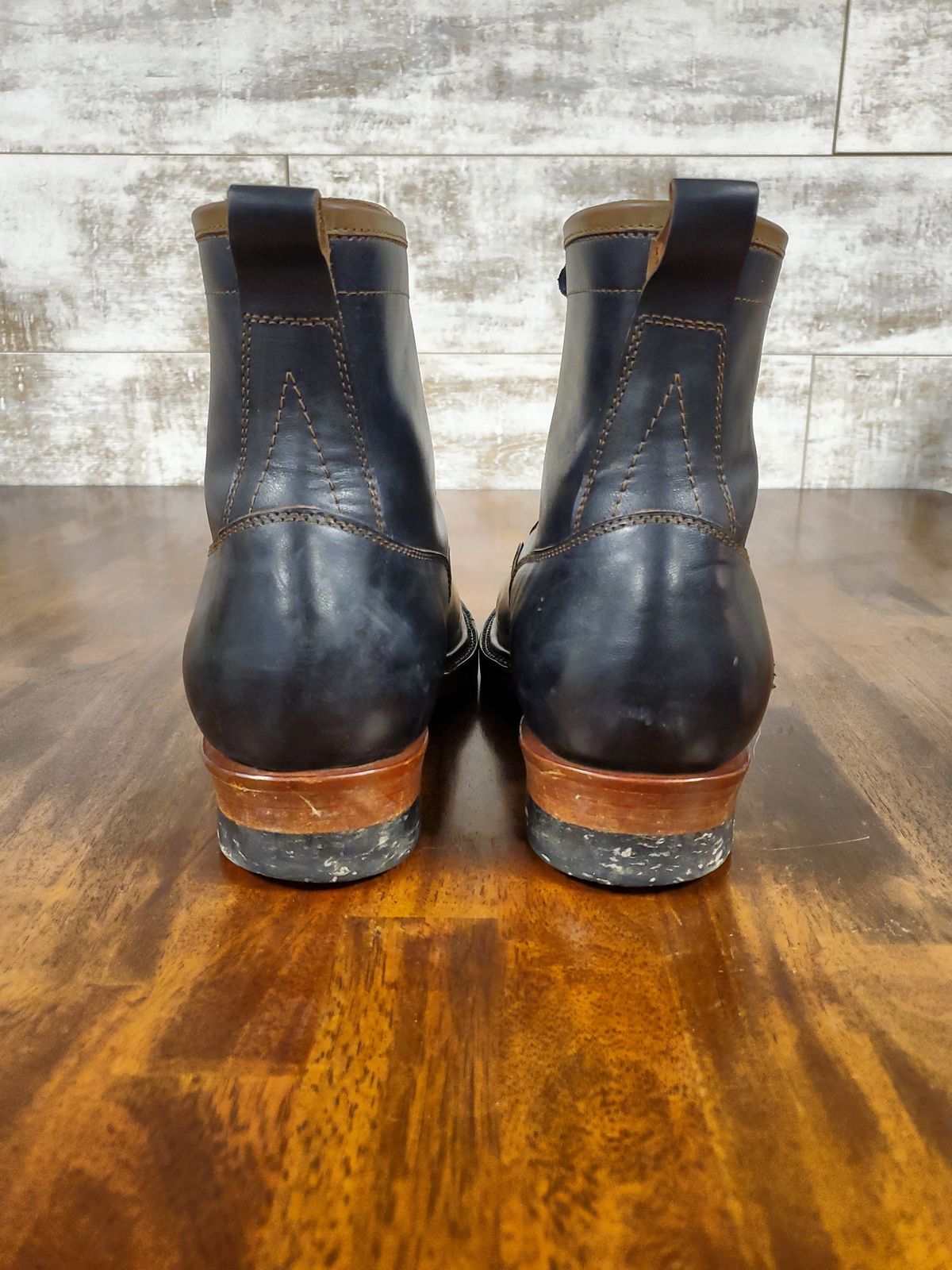 Photo by Akslavelabor on March 6, 2023 of the Prof Barnets Lucky Boots in Maryam Black Horsebutt.