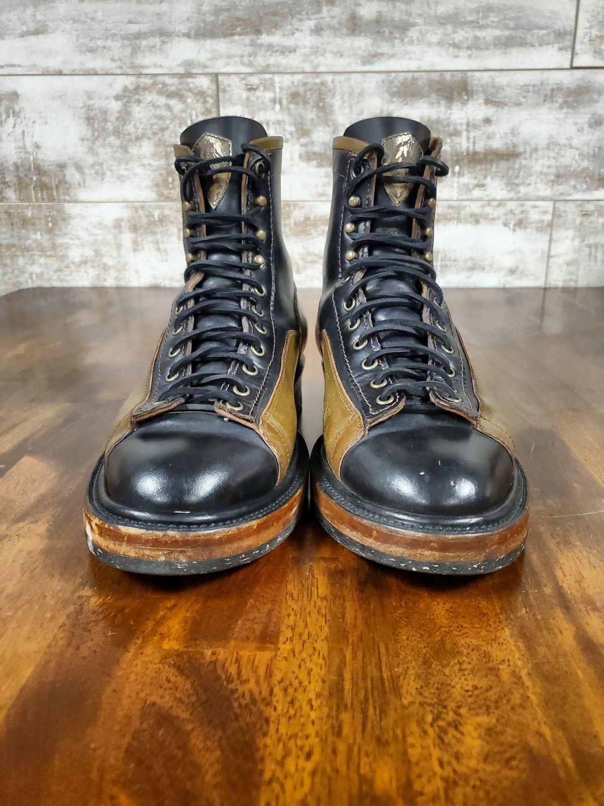 Photo by Akslavelabor on March 6, 2023 of the Prof Barnets Lucky Boots in Maryam Black Horsebutt.