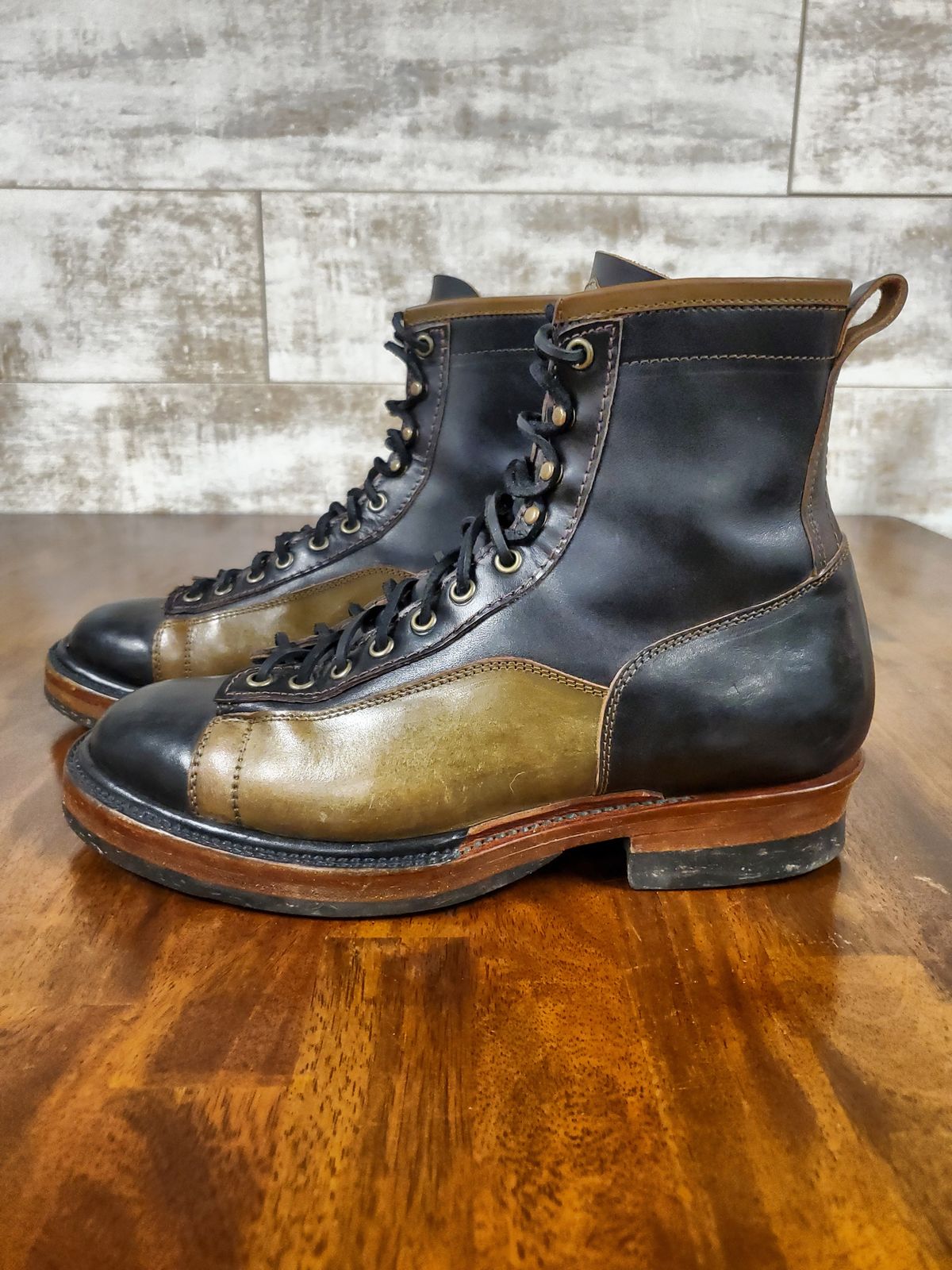 Photo by Akslavelabor on March 6, 2023 of the Prof Barnets Lucky Boots in Maryam Black Horsebutt.