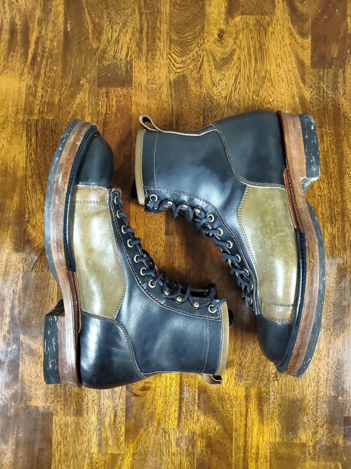 Photo by Akslavelabor on March 6, 2023 of the Prof Barnets Lucky Boots in Maryam Black Horsebutt.