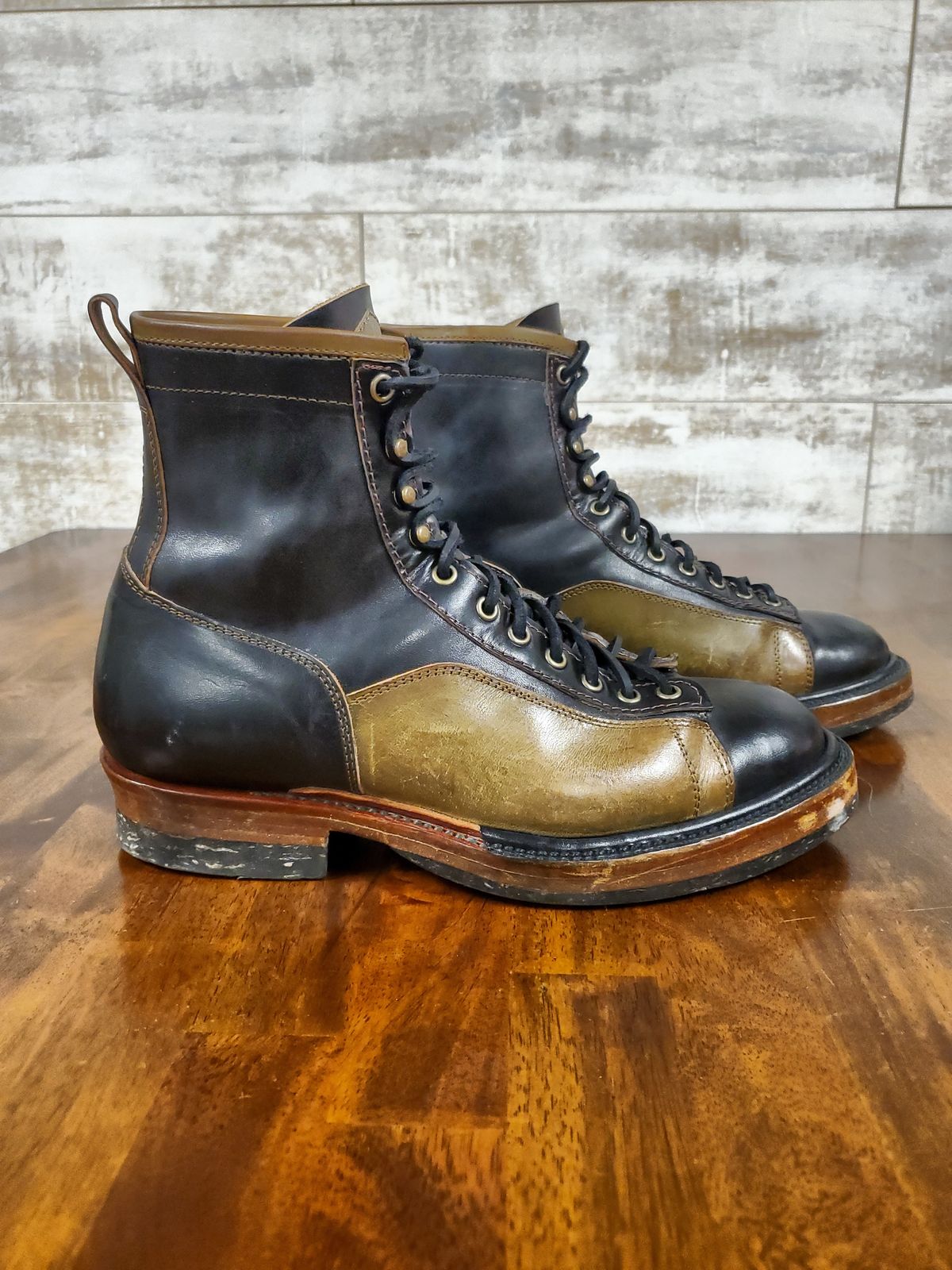 Photo by Akslavelabor on March 6, 2023 of the Prof Barnets Lucky Boots in Maryam Black Horsebutt.