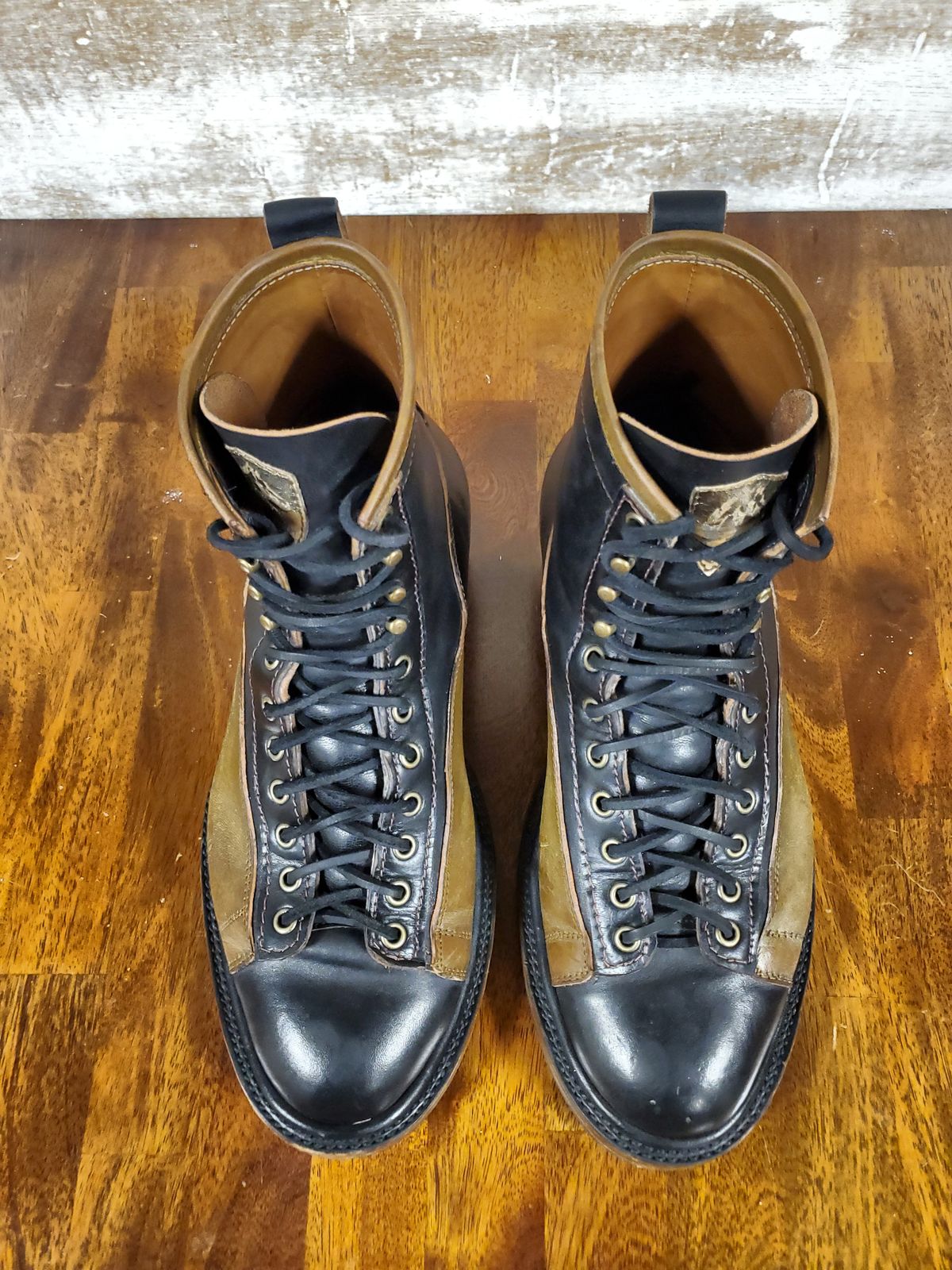 Photo by Akslavelabor on March 6, 2023 of the Prof Barnets Lucky Boots in Maryam Black Horsebutt.