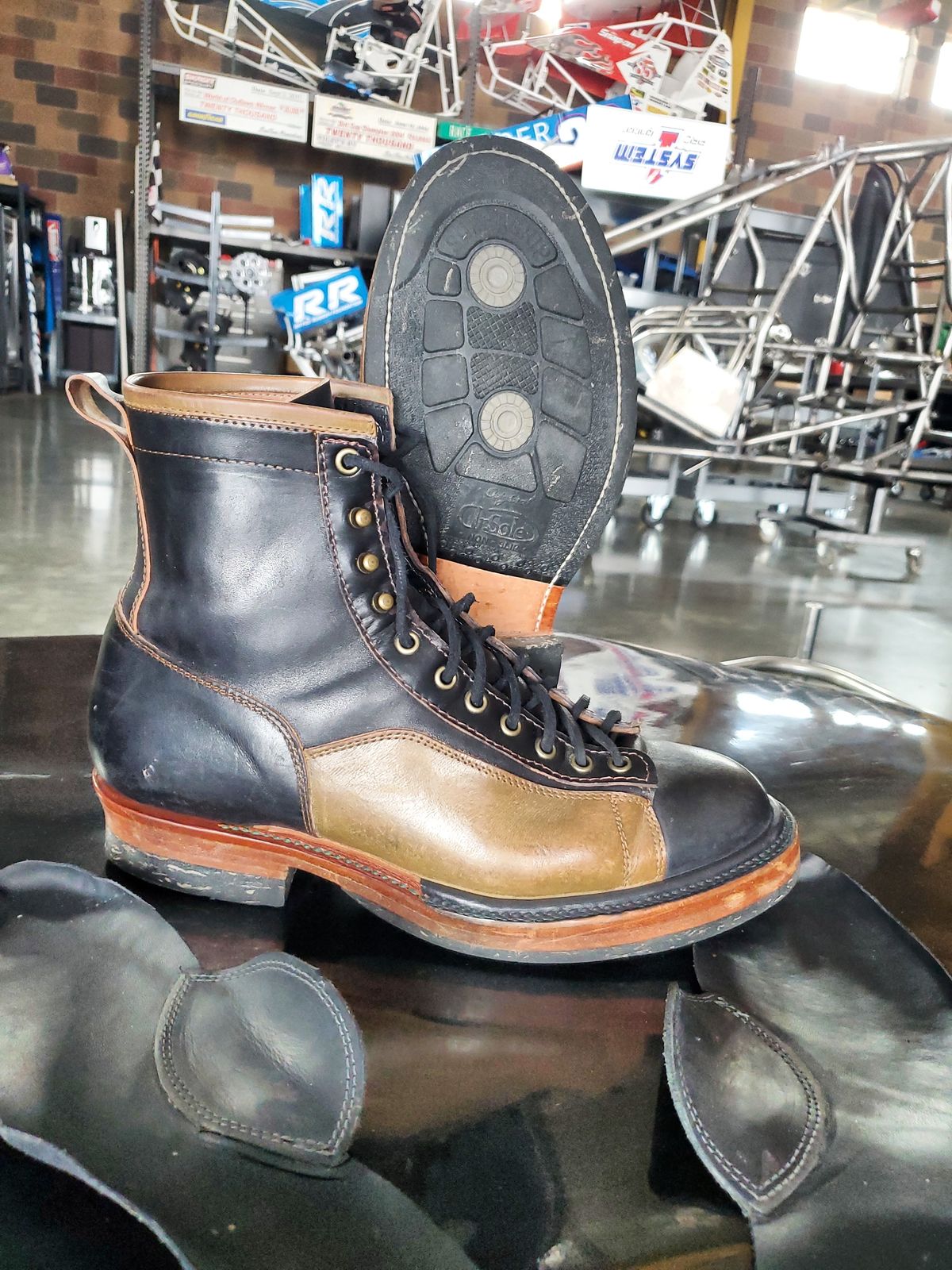 Photo by Akslavelabor on April 4, 2023 of the Prof Barnets Lucky Boots in Maryam Black Horsebutt.