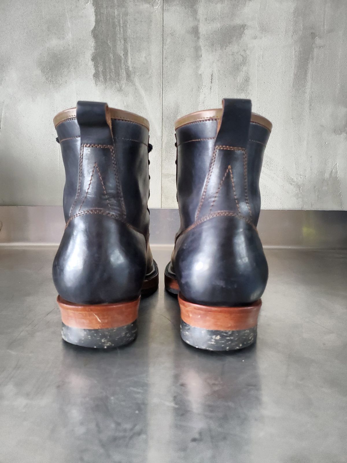 Photo by Akslavelabor on April 4, 2023 of the Prof Barnets Lucky Boots in Maryam Black Horsebutt.