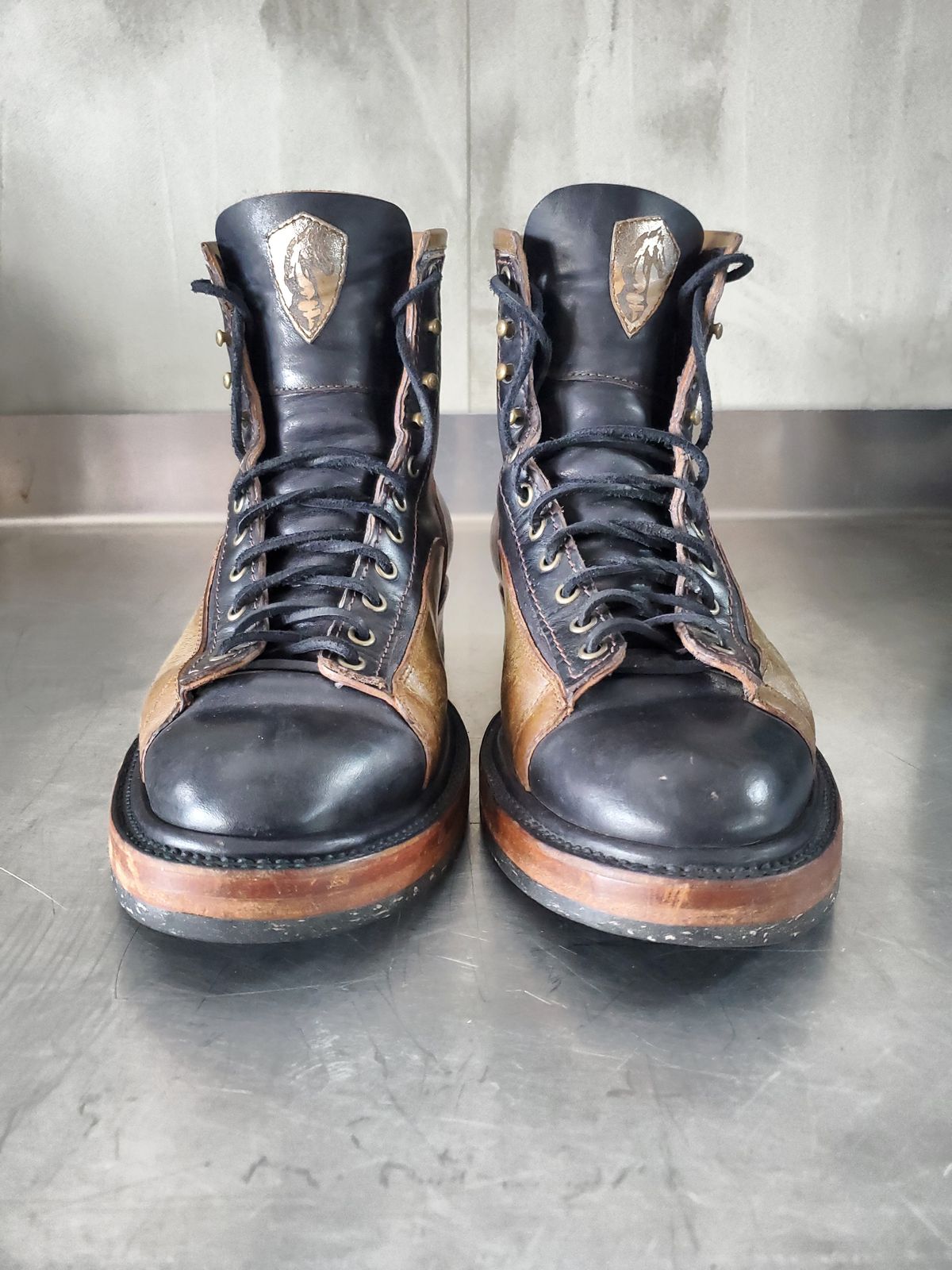 Photo by Akslavelabor on April 4, 2023 of the Prof Barnets Lucky Boots in Maryam Black Horsebutt.