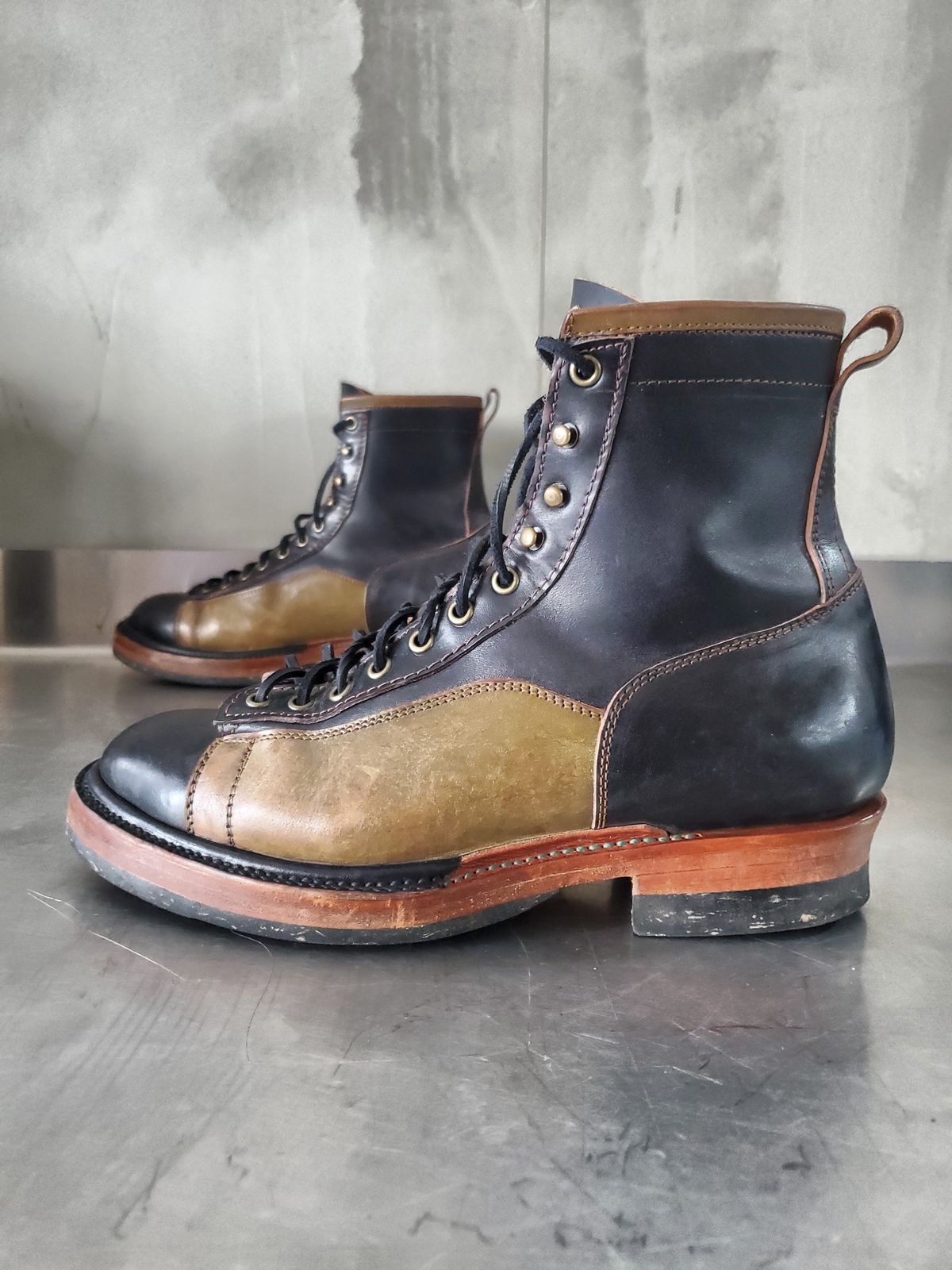 Photo by Akslavelabor on April 4, 2023 of the Prof Barnets Lucky Boots in Maryam Black Horsebutt.