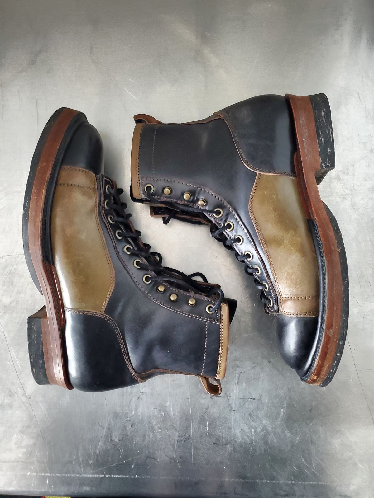 Photo by Akslavelabor on April 4, 2023 of the Prof Barnets Lucky Boots in Maryam Black Horsebutt.