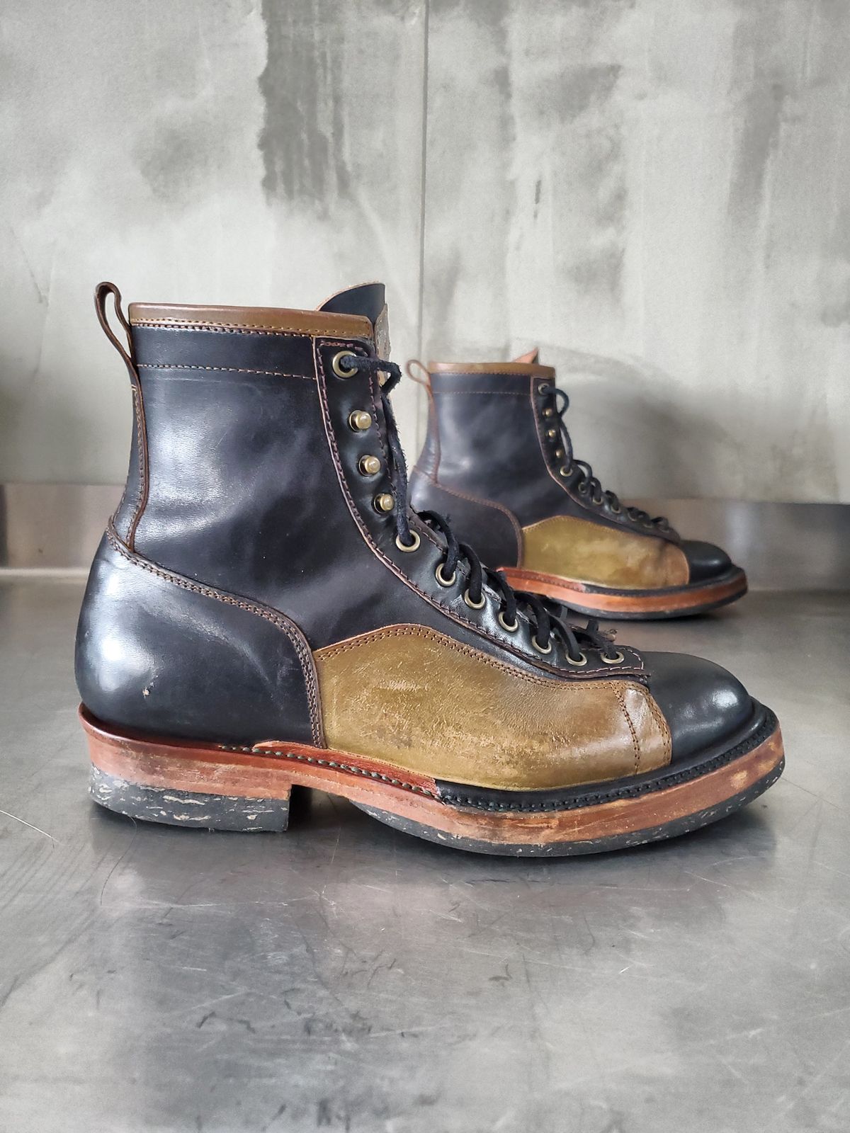 Photo by Akslavelabor on April 4, 2023 of the Prof Barnets Lucky Boots in Maryam Black Horsebutt.