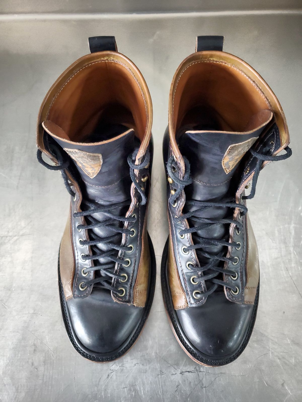 Photo by Akslavelabor on April 4, 2023 of the Prof Barnets Lucky Boots in Maryam Black Horsebutt.