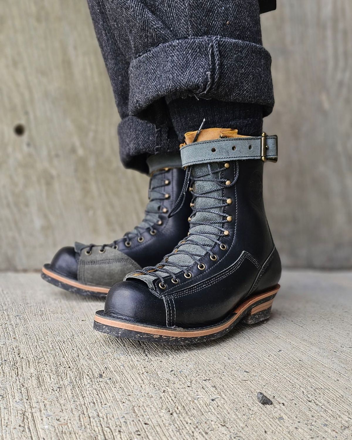 Photo by Akslavelabor on October 2, 2023 of the Frank's Boots Monkey Boot in Horween Black Essex.