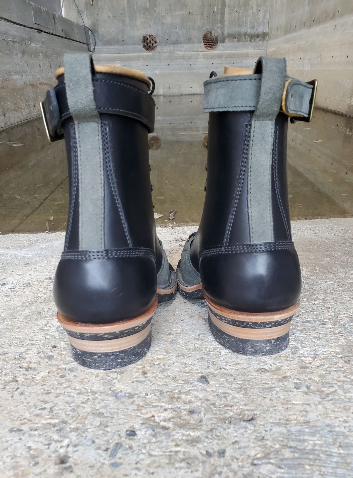 Photo by Akslavelabor on October 2, 2023 of the Frank's Boots Monkey Boot in Horween Black Essex.