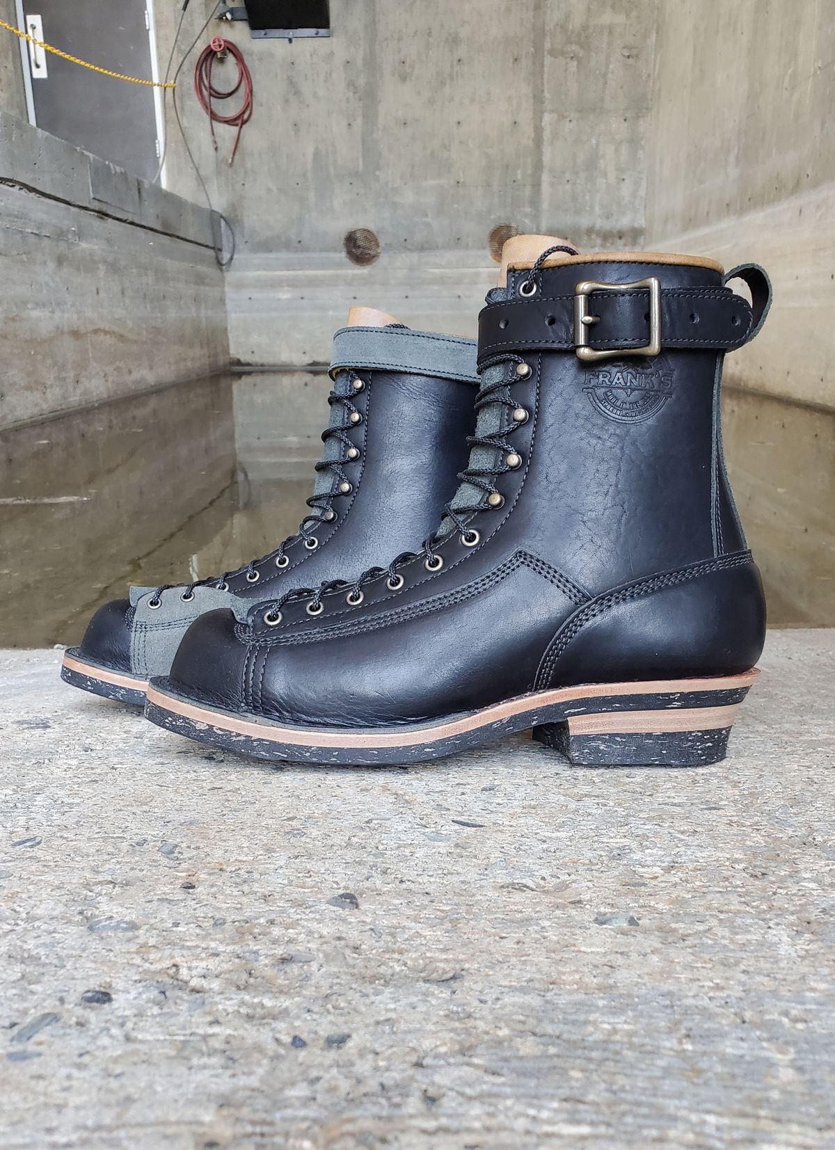 Photo by Akslavelabor on October 2, 2023 of the Frank's Boots Monkey Boot in Horween Black Essex.