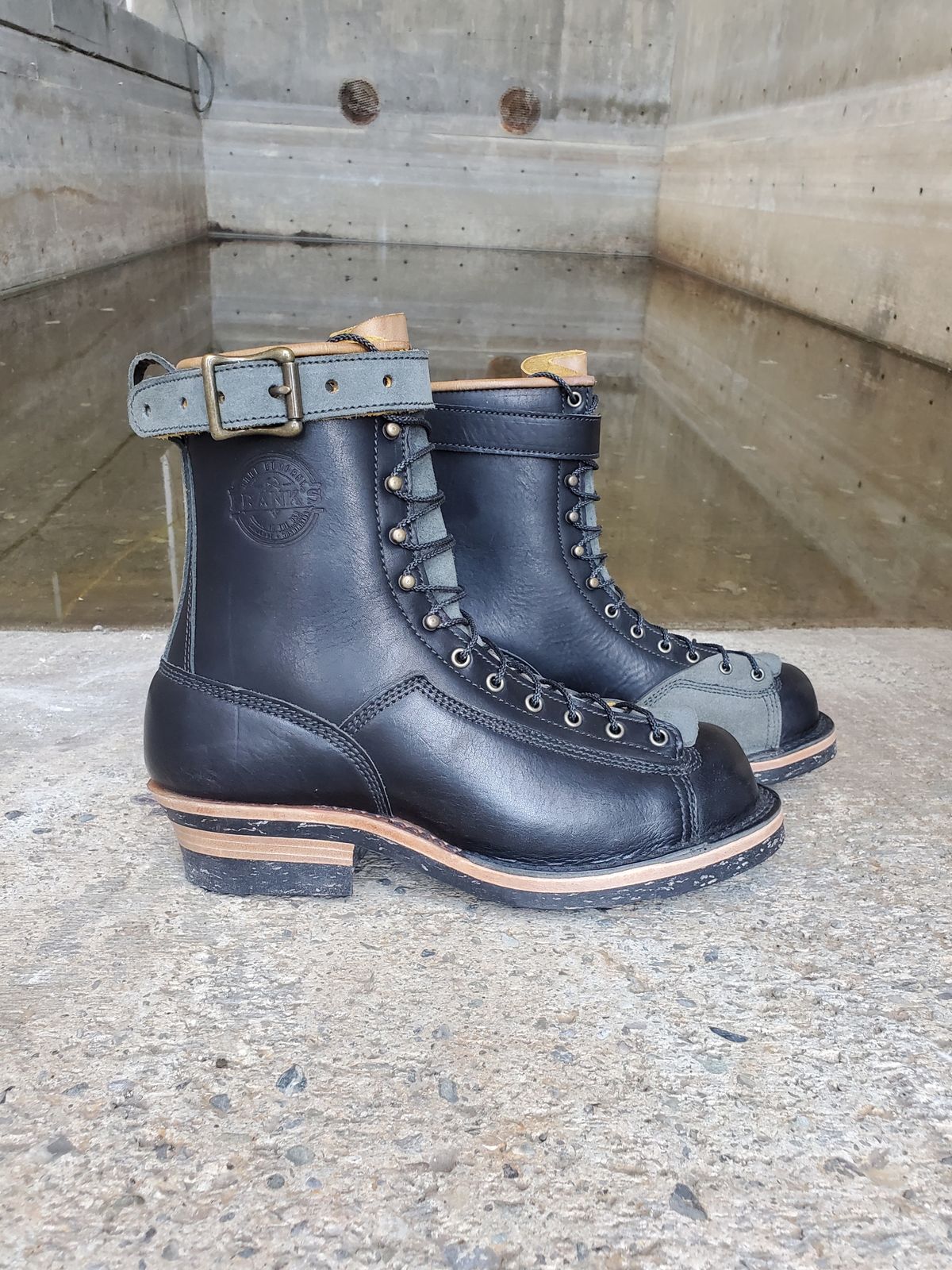 Photo by Akslavelabor on October 2, 2023 of the Frank's Boots Monkey Boot in Horween Black Essex.