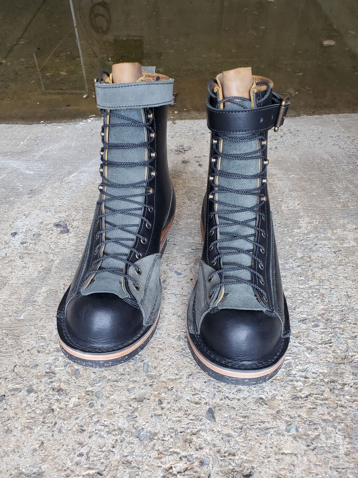 Photo by Akslavelabor on October 2, 2023 of the Frank's Boots Monkey Boot in Horween Black Essex.