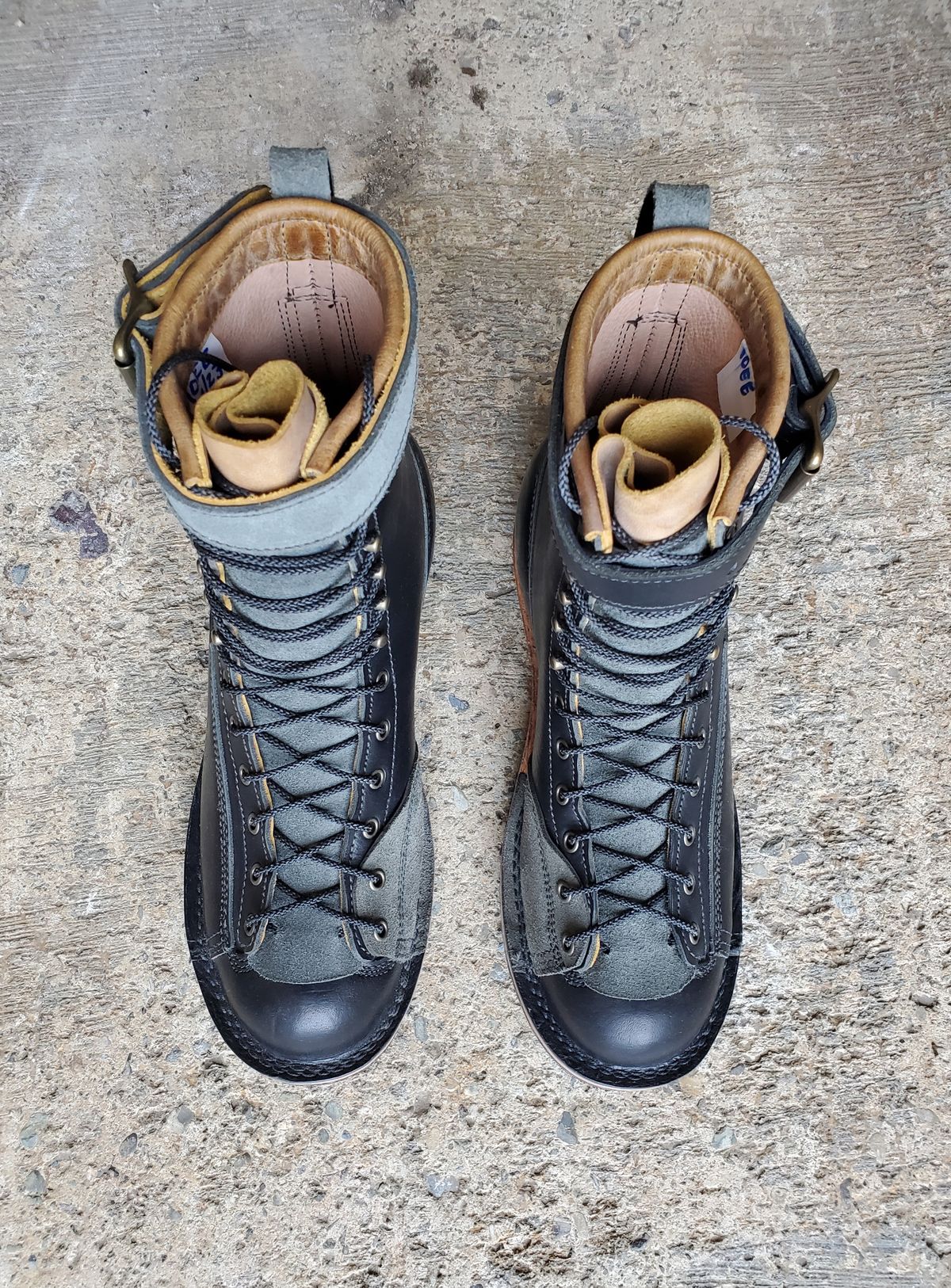 Photo by Akslavelabor on October 2, 2023 of the Frank's Boots Monkey Boot in Horween Black Essex.