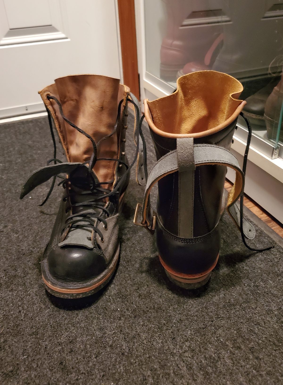 Photo by Akslavelabor on October 3, 2023 of the Frank's Boots Monkey Boot in Horween Black Essex.