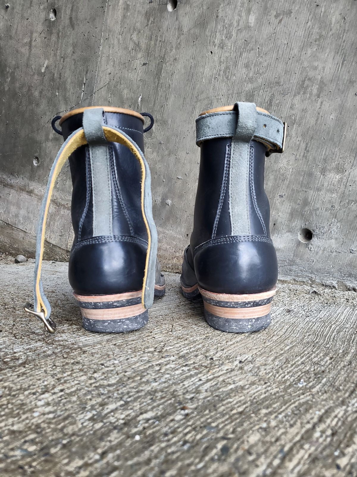 Photo by Akslavelabor on November 3, 2023 of the Frank's Boots Monkey Boot in Horween Black Essex.