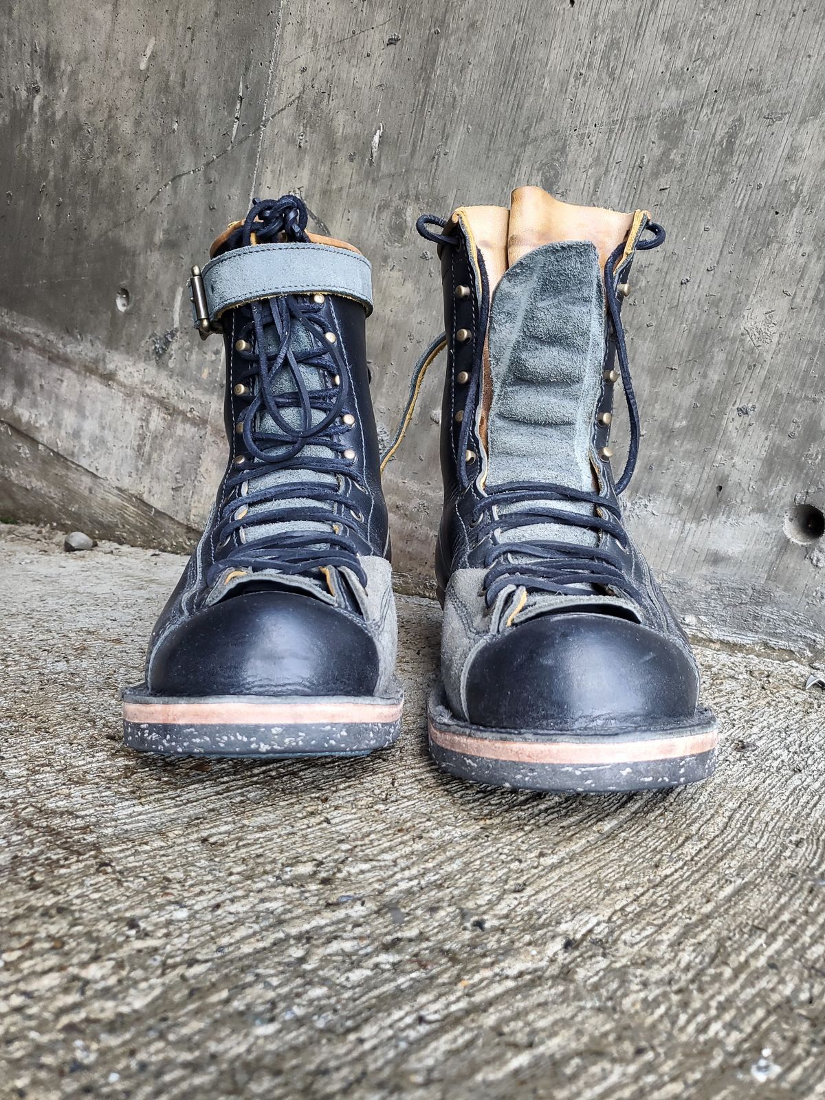 Photo by Akslavelabor on November 3, 2023 of the Frank's Boots Monkey Boot in Horween Black Essex.