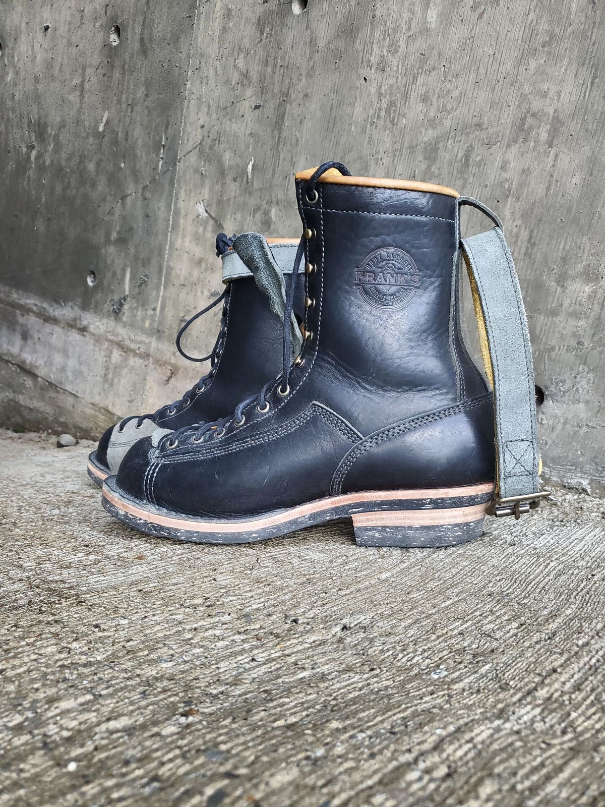 Photo by Akslavelabor on November 3, 2023 of the Frank's Boots Monkey Boot in Horween Black Essex.