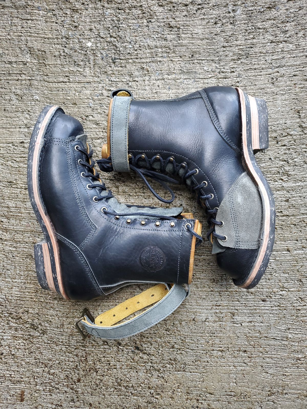 Photo by Akslavelabor on November 3, 2023 of the Frank's Boots Monkey Boot in Horween Black Essex.