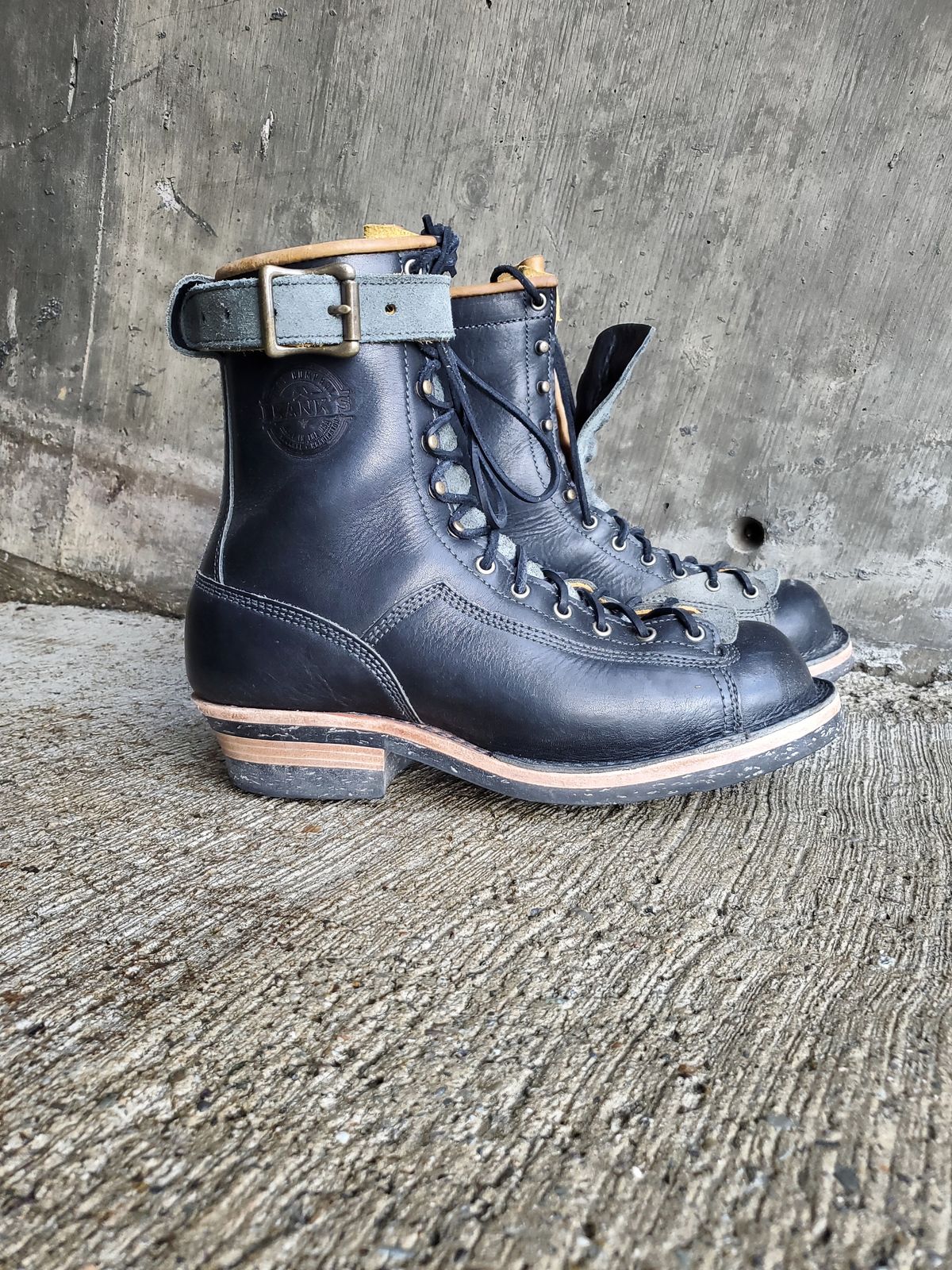 Photo by Akslavelabor on November 3, 2023 of the Frank's Boots Monkey Boot in Horween Black Essex.