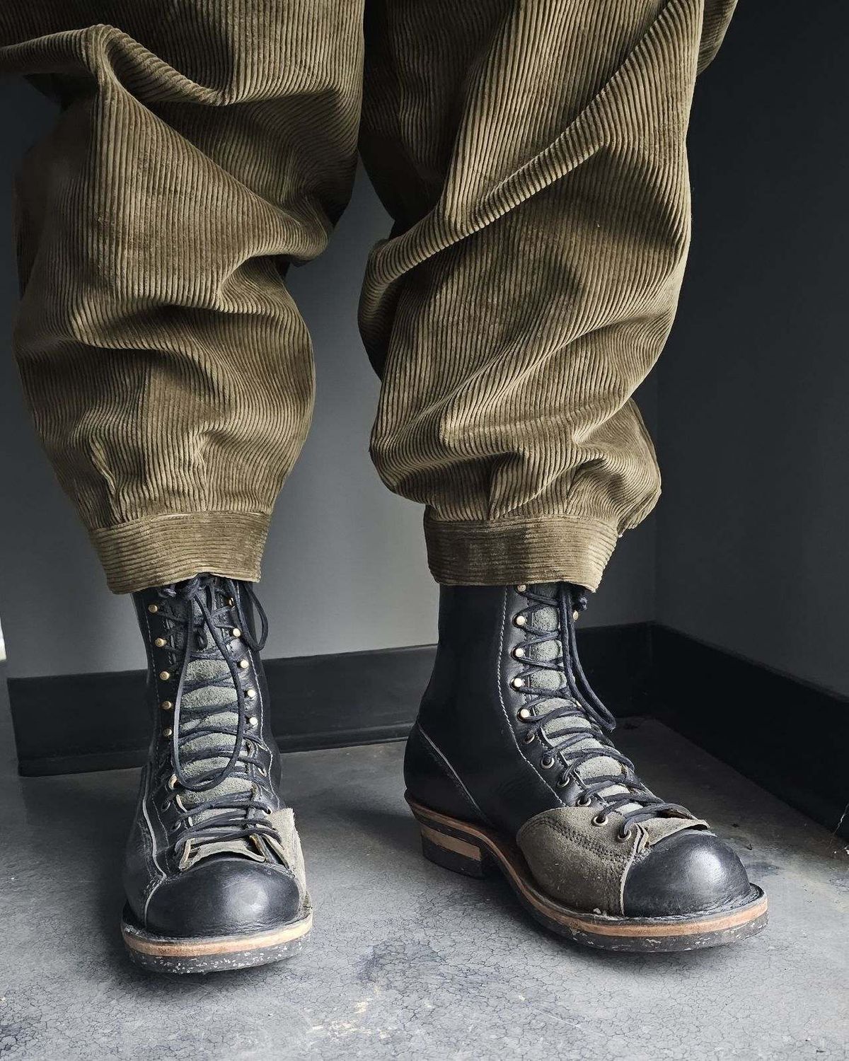 Photo by Akslavelabor on November 22, 2023 of the Frank's Boots Monkey Boot in Horween Black Essex.