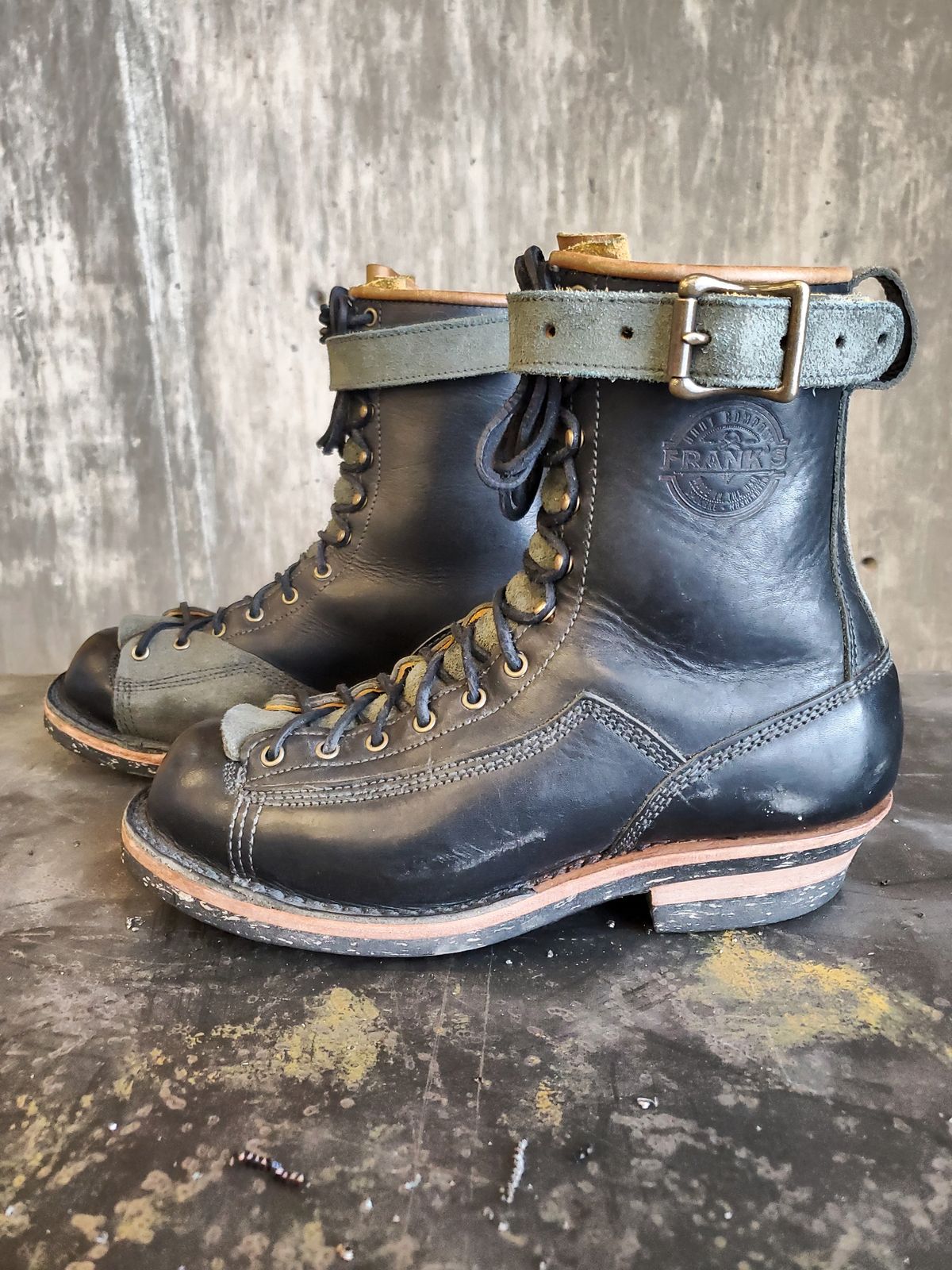 Photo by Akslavelabor on December 5, 2023 of the Frank's Boots Monkey Boot in Horween Black Essex.