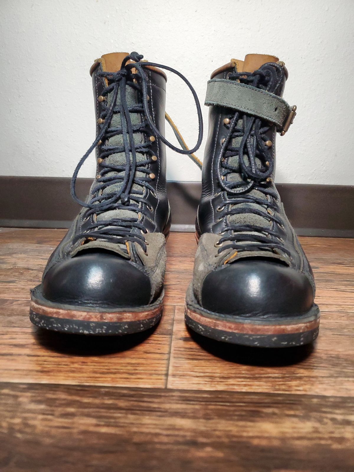 Photo by Akslavelabor on January 6, 2024 of the Frank's Boots Monkey Boot in Horween Black Essex.