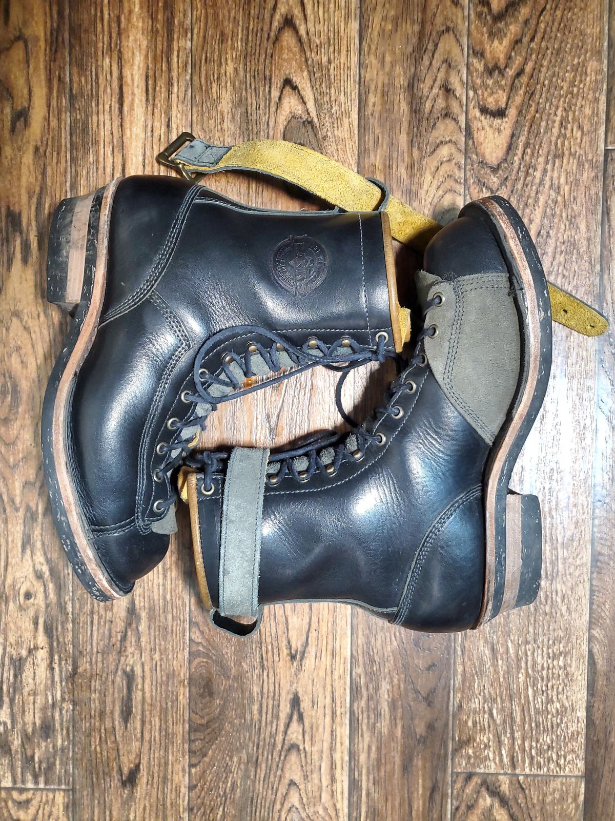 Photo by Akslavelabor on January 6, 2024 of the Frank's Boots Monkey Boot in Horween Black Essex.