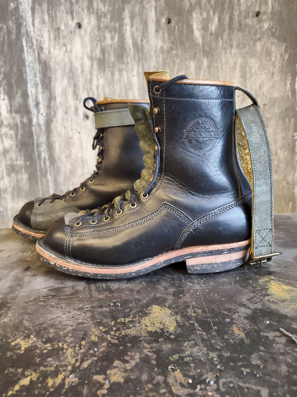 Photo by Akslavelabor on February 5, 2024 of the Frank's Boots Monkey Boot in Horween Black Essex.