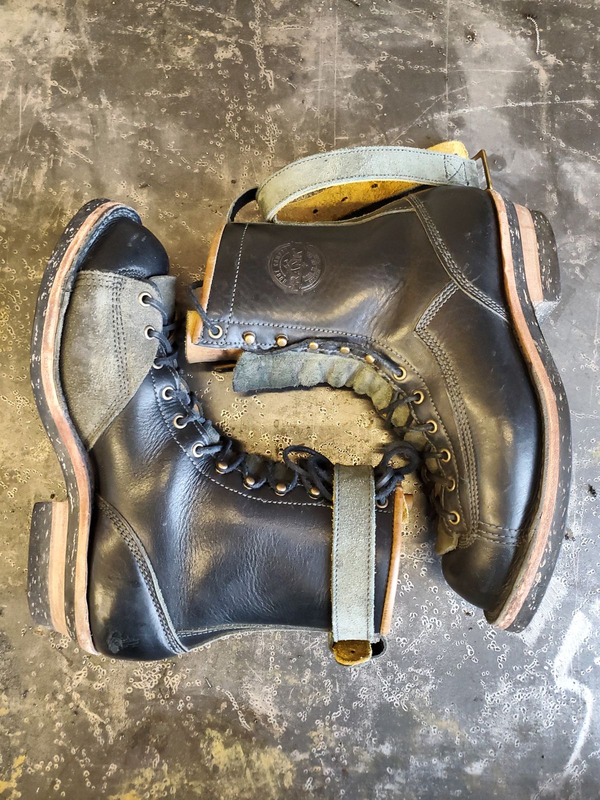 Photo by Akslavelabor on February 5, 2024 of the Frank's Boots Monkey Boot in Horween Black Essex.