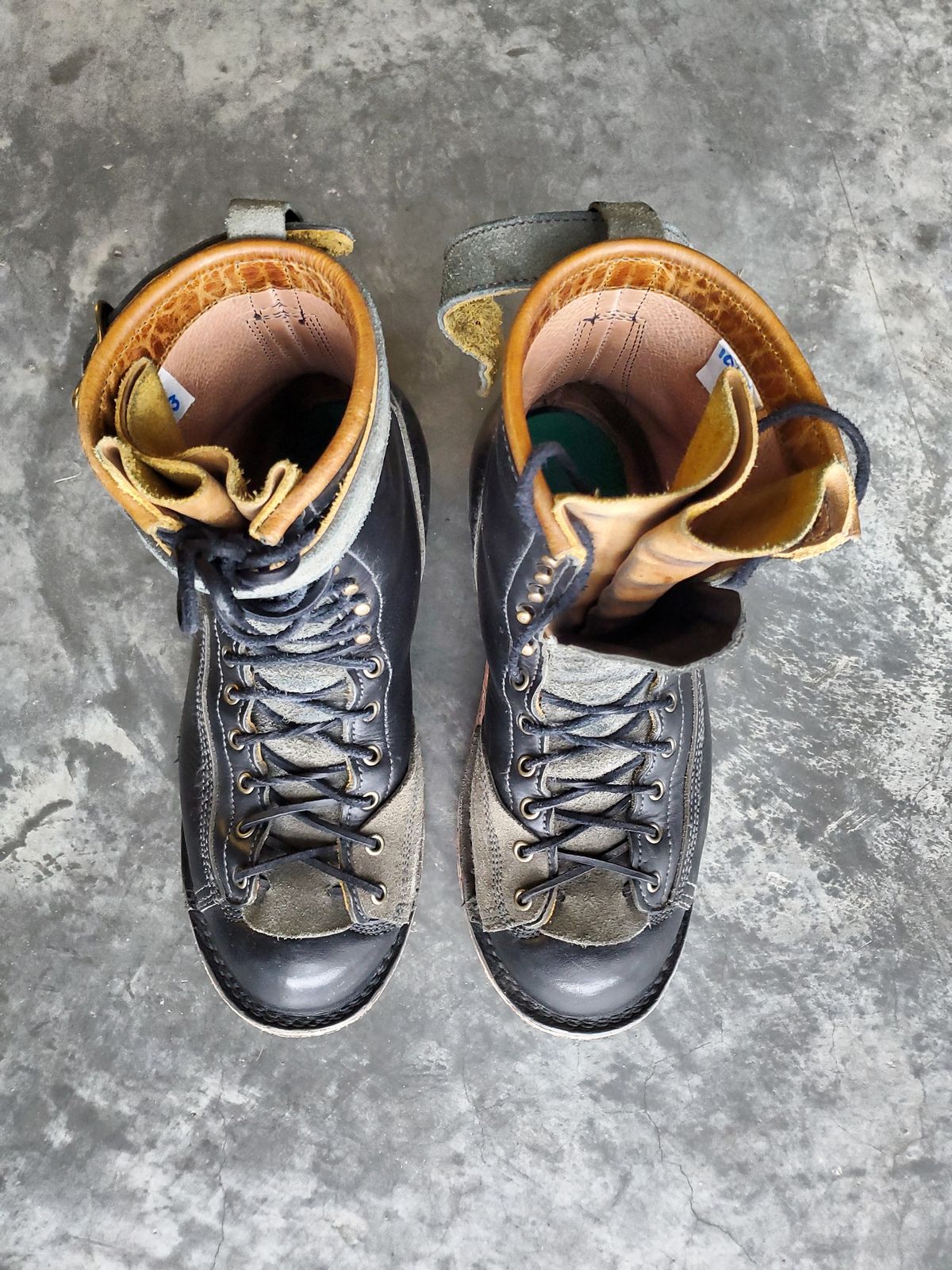 Photo by Akslavelabor on February 5, 2024 of the Frank's Boots Monkey Boot in Horween Black Essex.