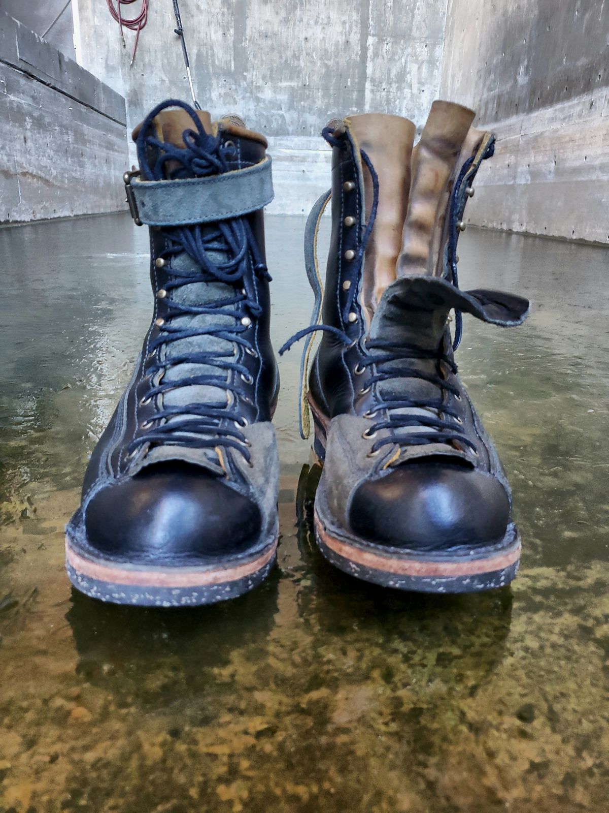 Photo by Akslavelabor on March 6, 2024 of the Frank's Boots Monkey Boot in Horween Black Essex.