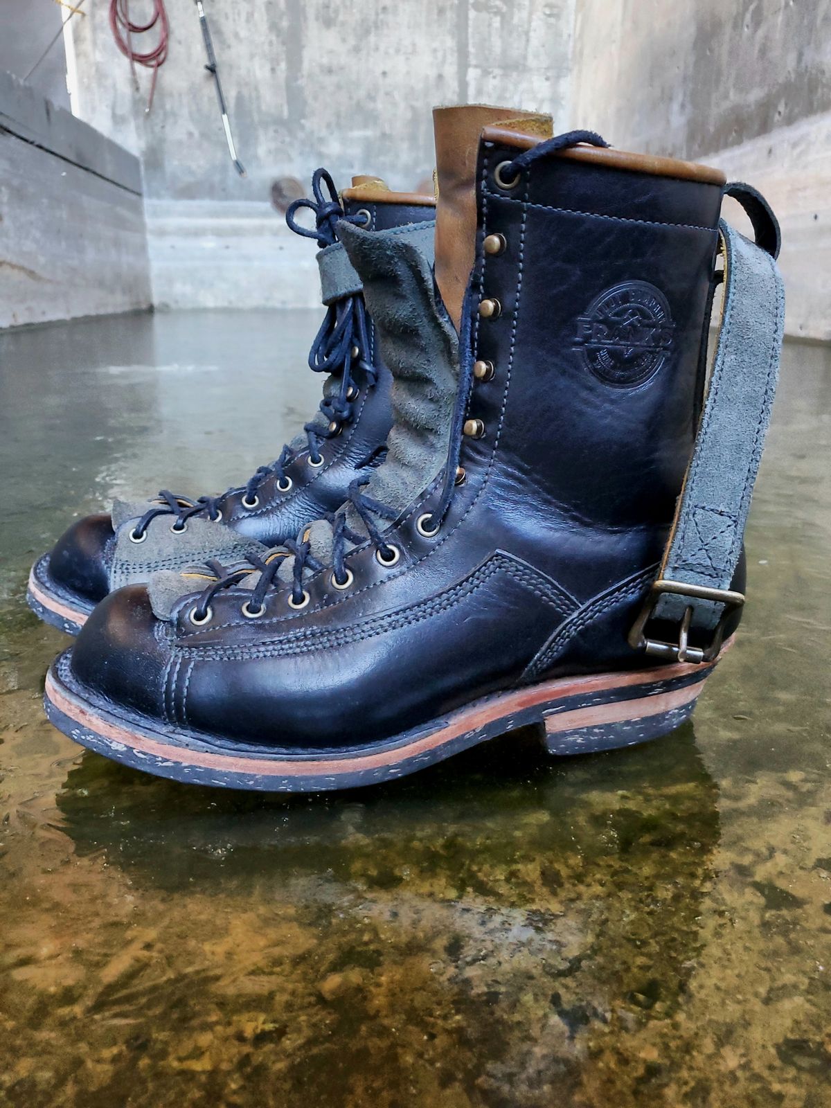 Photo by Akslavelabor on March 6, 2024 of the Frank's Boots Monkey Boot in Horween Black Essex.