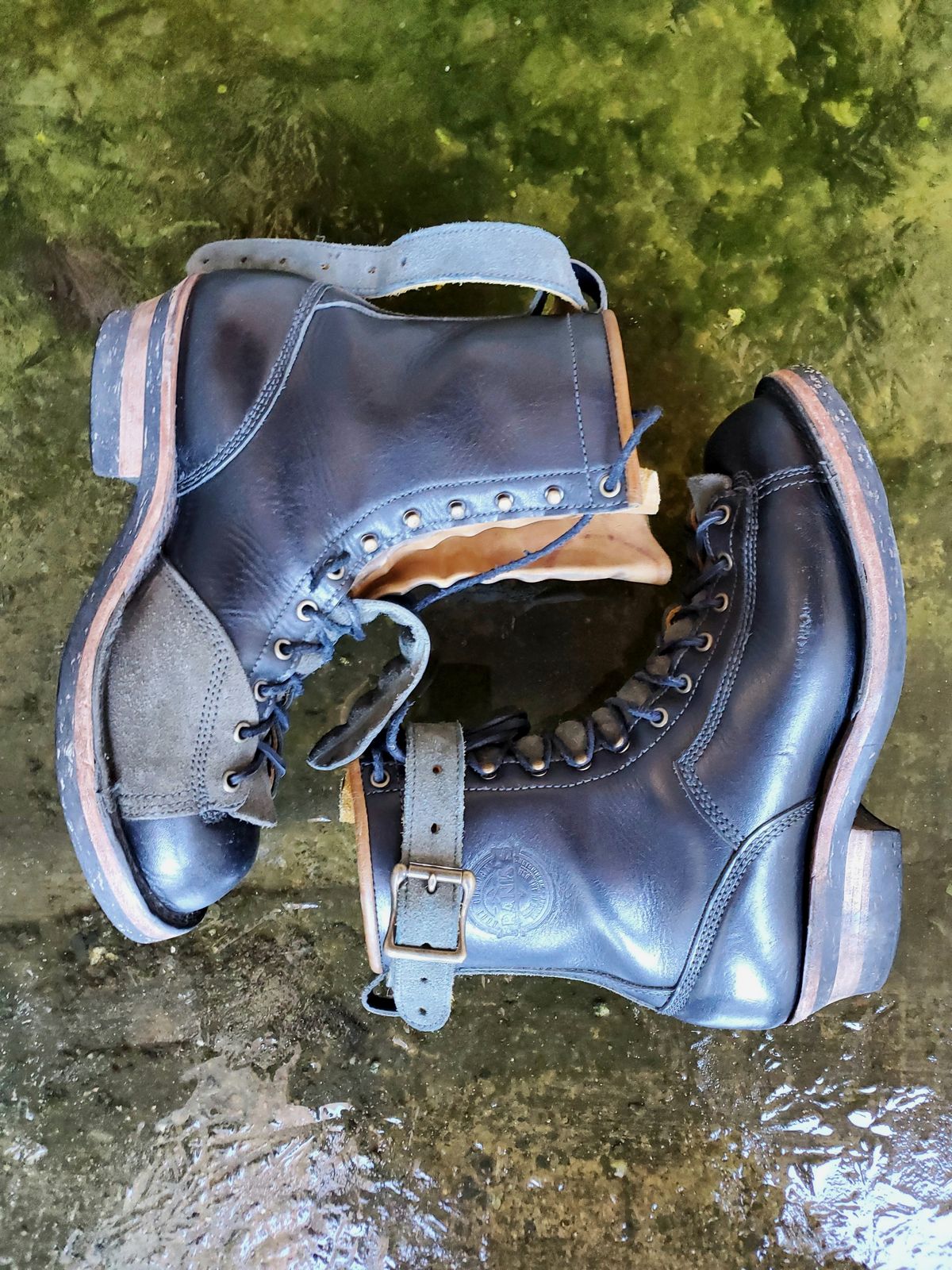 Photo by Akslavelabor on March 6, 2024 of the Frank's Boots Monkey Boot in Horween Black Essex.