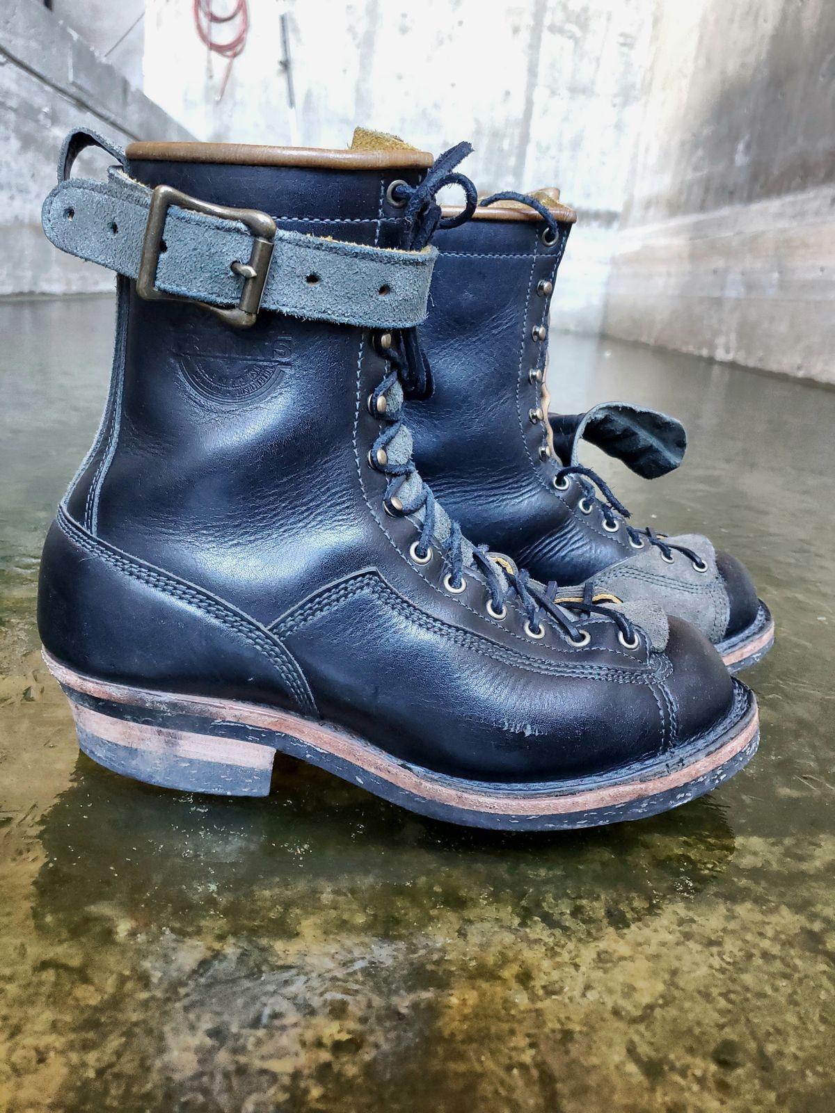 Photo by Akslavelabor on March 6, 2024 of the Frank's Boots Monkey Boot in Horween Black Essex.