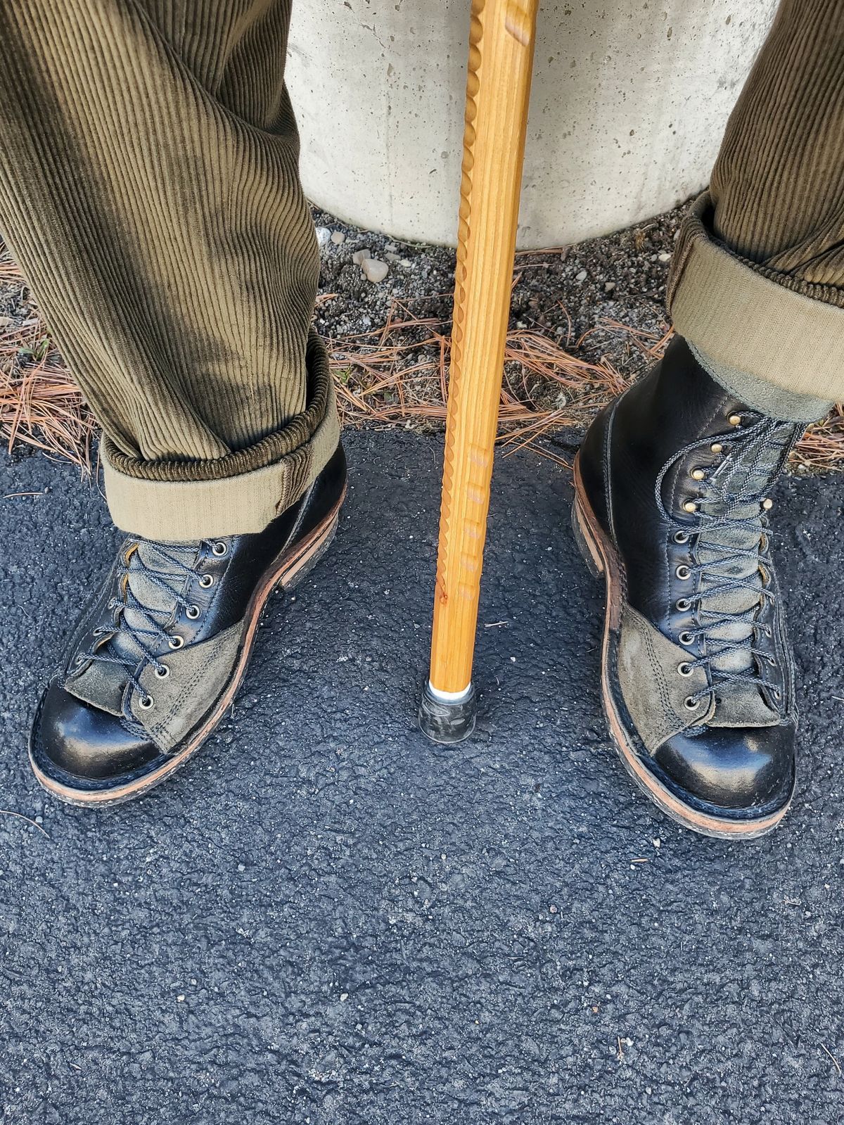 Photo by Akslavelabor on March 6, 2024 of the Frank's Boots Monkey Boot in Horween Black Essex.